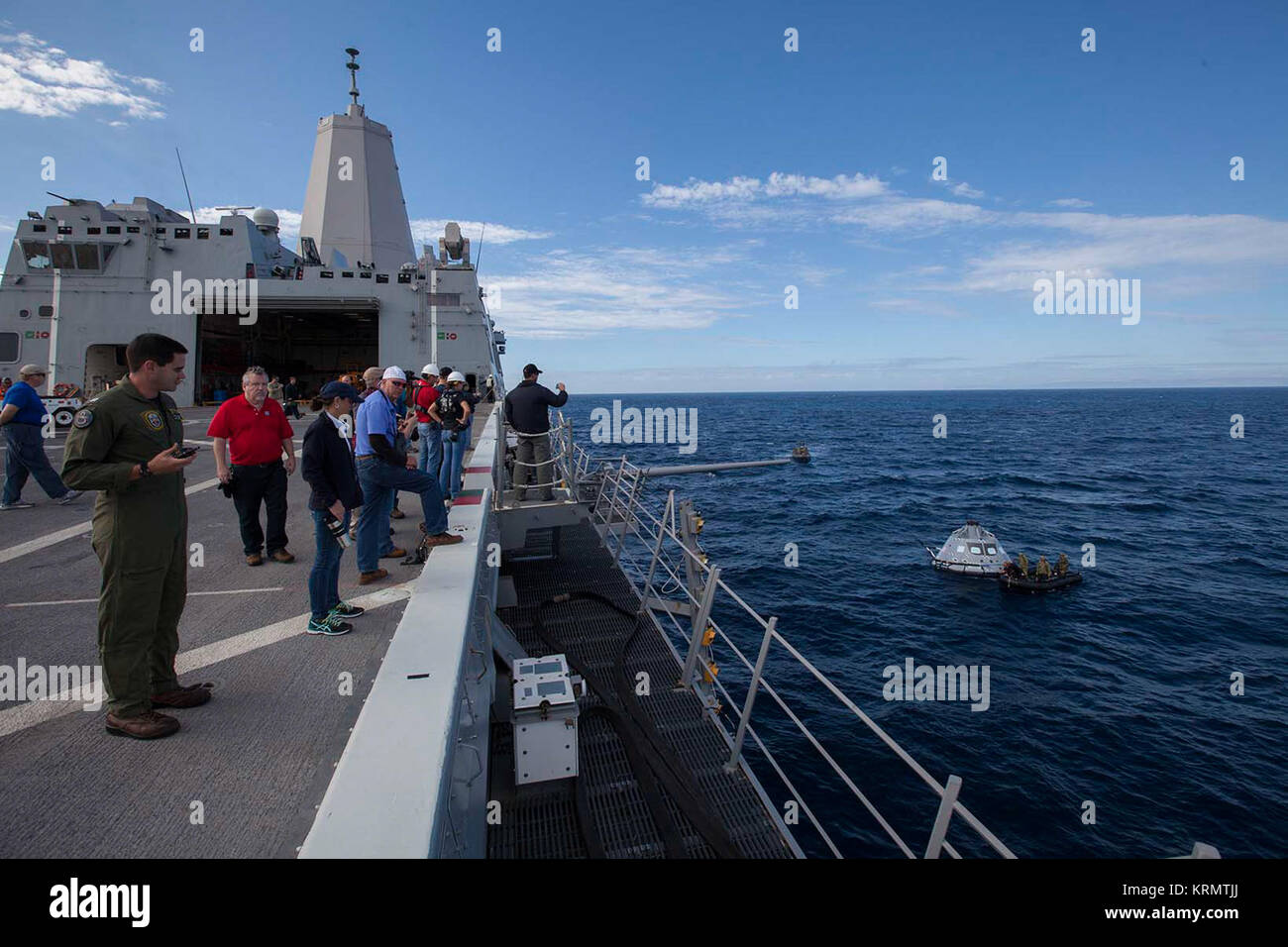 Stati Uniti Navy divers in un gommone Zodiac barca approccio a una versione di prova di Orion equipaggio modulo nell'Oceano Pacifico al largo della costa della California durante il terzo giorno di recupero in corso test 5. La NASA, la marina e il personale del Contraente monitorare le procedure di recupero dal ponte della USS San Diego. NASA il terreno per lo sviluppo di sistemi e operazioni programma e gli Stati Uniti Navy stanno conducendo una serie di prove utilizzando la nave, varie imbarcazioni e attrezzature per la preparazione per il ripristino di Orione sul suo ritorno dal profondo le missioni spaziali. Il test permetterà al team di dimostrare e valutare il processo di ripristino Foto Stock