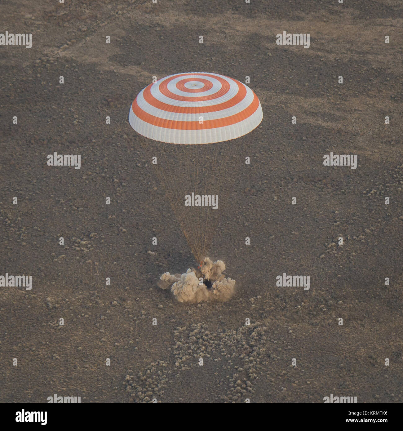 Il Soyuz MS-01 lander è visto come si atterra con spedizione 49 membri di equipaggio astronauta della NASA Kate Rubins, cosmonauta russo Anatoly Ivanishin di Roscosmos, e astronauta Takuya Onishi della Japan Aerospace Exploration Agency (JAXA) vicino alla città di Zhezkazgan, Kazakistan Domenica, Ottobre 30, 2016(il kazako tempo). Rubins, Ivanishin e Onishi stanno ritornando dopo 115 giorni in uno spazio in cui essi sono serviti come membri della spedizione 48 e 49 equipaggi a bordo della Stazione Spaziale Internazionale. Photo credit: (NASA/Bill Ingalls) Expedition 49 Soyuz MS-01 sbarco (NHQ201610300001) Foto Stock