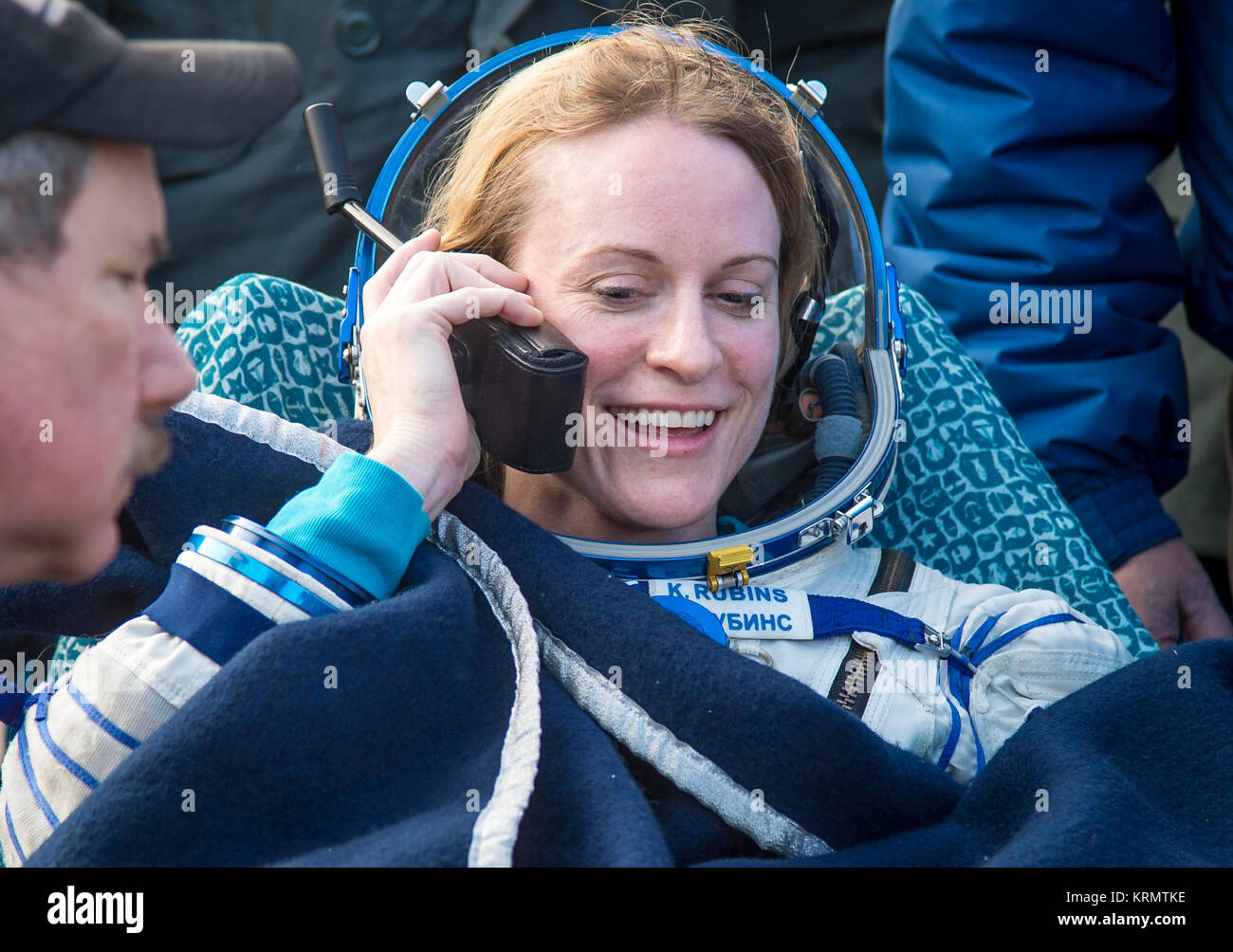 Expedition 49 astronauta della NASA Kate Rubins parla alla sua famiglia tramite telefono satellitare poco dopo ella cosmonauta russo Anatoly Ivanishin di Roscosmos, e astronauta Takuya Onishi della Japan Aerospace Exploration Agency (JAXA) sbarcati in una remota area vicino alla città di Zhezkazgan, Kazakistan, domenica 30 ottobre, 2016 (kazako tempo). Rubins, Ivanishin e Onishi stanno ritornando dopo 115 giorni in uno spazio in cui essi sono serviti come membri della spedizione 48 e 49 equipaggi a bordo della Stazione Spaziale Internazionale. Photo credit: (NASA/Bill Ingalls) Expedition 49 Soyuz MS-01 sbarco (NHQ201610300005) Foto Stock