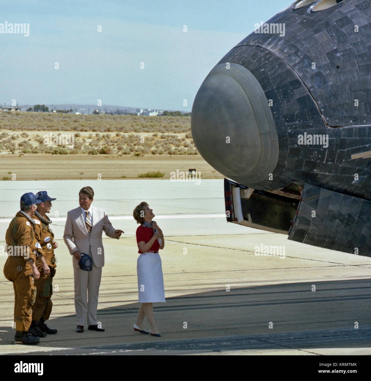 Presidente e signora Reagan con equipaggio di OV-102 Columbia STS-4 dopo lo sbarco a Edwards. 7/4/82 NASA DFRC CE82-20211 Ronald e Nancy Reagan NASA 1982 - Restauro Foto Stock