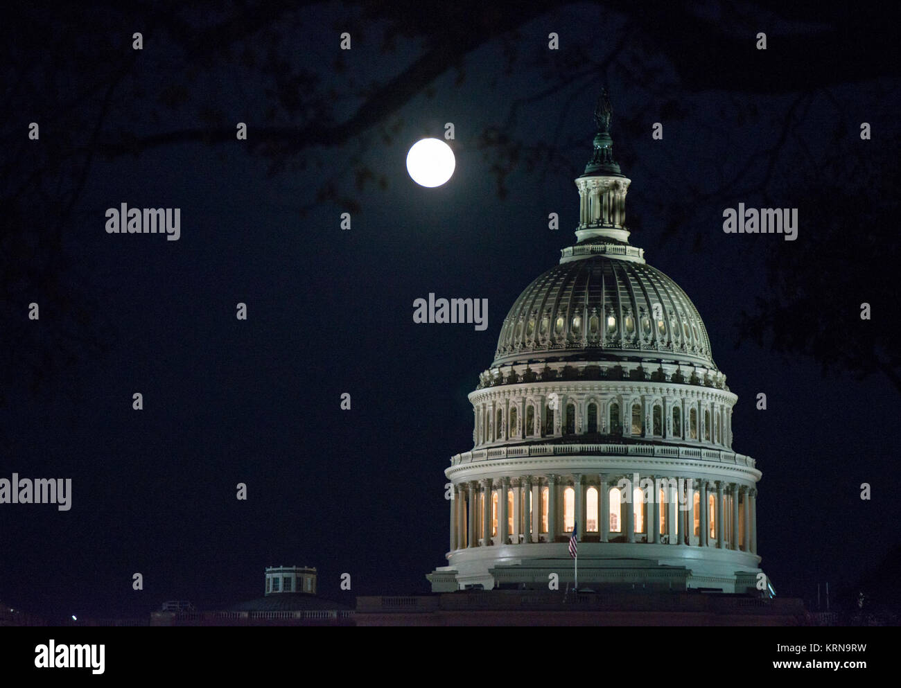 La luna è visto come sorge oltre il Campidoglio, domenica, nov. 13, 2016 a Washington. Di prima mattina di lunedì, 9 novembre 14, la luna sarà il più vicino è stato a massa dal 1948 e apparirà il 30 percento più luminoso e il 14 percento più grande della media mensile di luna piena. Photo credit: (NASA/Aubrey Gemignani) Supermoon (NHQ201611140005) Foto Stock