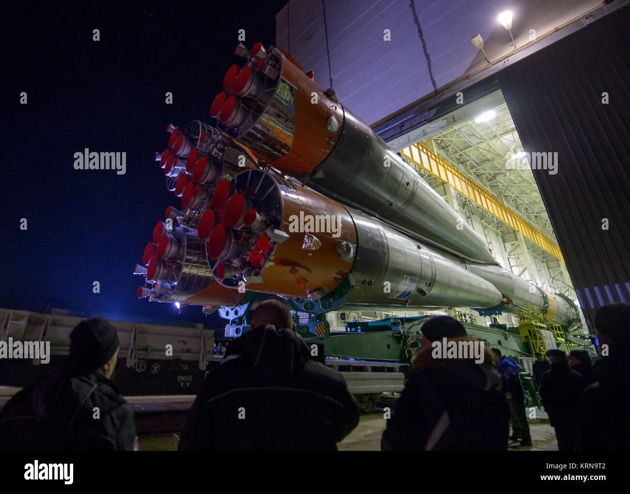 Il razzo Soyuz è rotolato fuori dal treno per il lancio al cosmodromo di Baikonur, Kazakistan, lunedì, nov. 14, 2016. L'astronauta della NASA Peggy Whitson, cosmonauta russo Oleg Novitskiy di Roscosmos e l'astronauta dell'ESA Thomas Pesquet verrà lanciato dal cosmodromo di Baikonur in Kazakistan la mattina di novembre 18 (tempo kazako.) Tutti e tre si spendono circa sei mesi sul complesso orbitale. Photo credit: (NASA/Bill Ingalls) Expedition 50 Soyuz Rollout (NHQ201611140017) Foto Stock