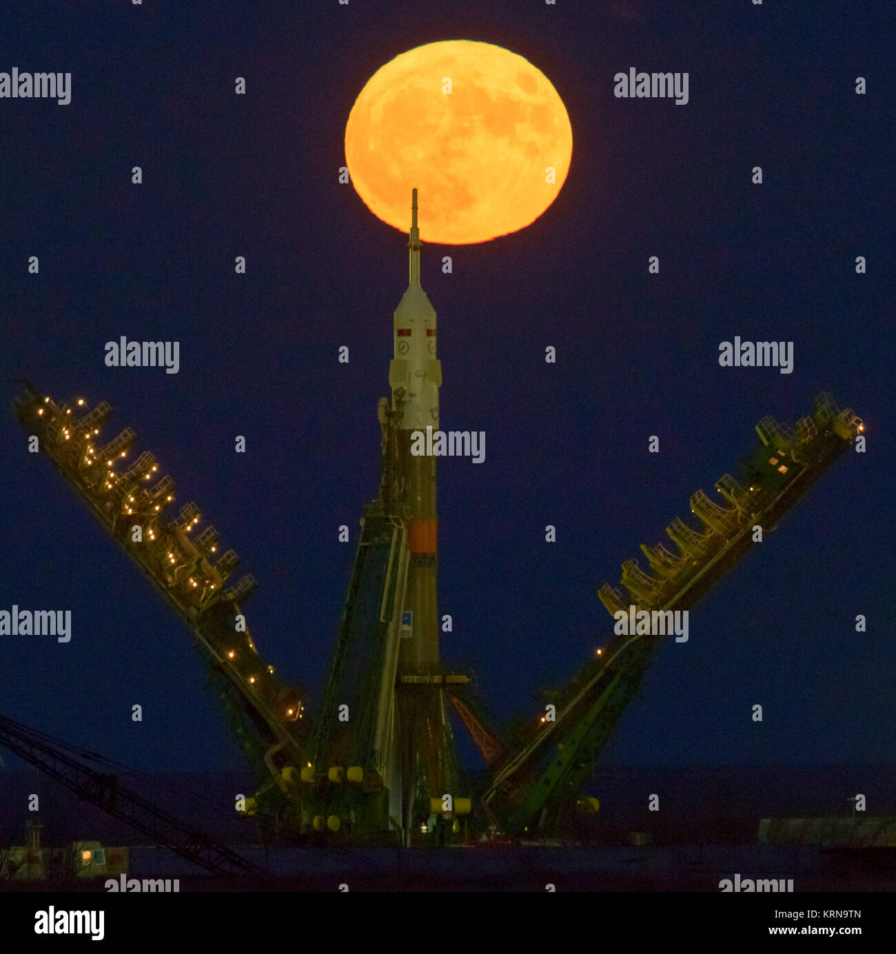 La luna o supermoon, è visto che sorge dietro il razzo Soyuz presso il cosmodromo di Baikonur launch pad in Kazakistan, lunedì, nov. 14, 2016. L'astronauta della NASA Peggy Whitson, cosmonauta russo Oleg Novitskiy di Roscosmos e l'astronauta dell'ESA Thomas Pesquet verrà lanciato dal cosmodromo di Baikonur in Kazakistan la mattina di novembre 18 (tempo kazako.) Tutti e tre si spendono circa sei mesi sul complesso orbitale. Un supermoon si verifica quando la Luna in orbita è più vicina (perigeo) a massa. Photo credit: (NASA/Bill Ingalls) Expedition 50 Supermoon (NHQ201611140002) Foto Stock