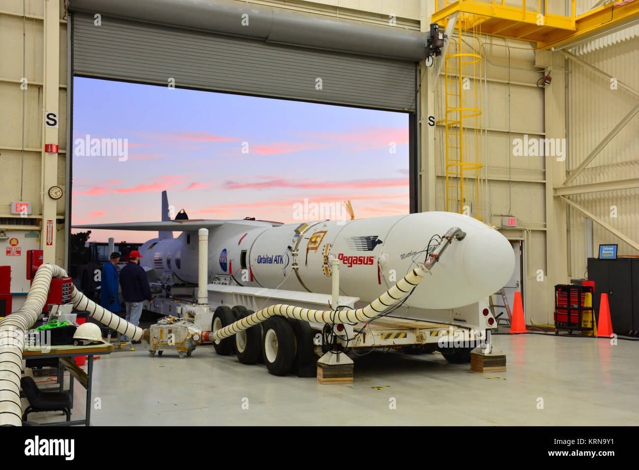 A Vandenberg Air Force Base in California, un ATK orbitale Pegasus XL rocket è posto su un gruppo trasportatore di integrazione per il passaggio dall'hangar a costruire 1555 per essere accoppiati per L-1011 vettore aereo nei pressi di Vandenberg la pista. A bordo di Pegasus sono otto NASA Ciclone Sistema globale di navigazione via satellite, o CYGNSS, navicelle spaziali. Quando i preparativi sono gareggiato a Vandenberg, L'L-1011/Pegasus XL combinazione sarà volato alla NASA Kennedy Space Center in Florida. Il 12 dicembre, 2016, il vettore aereo è programmato per decollare dal pattino striscia alla Cape Canaveral Air Force Station e CYG Foto Stock