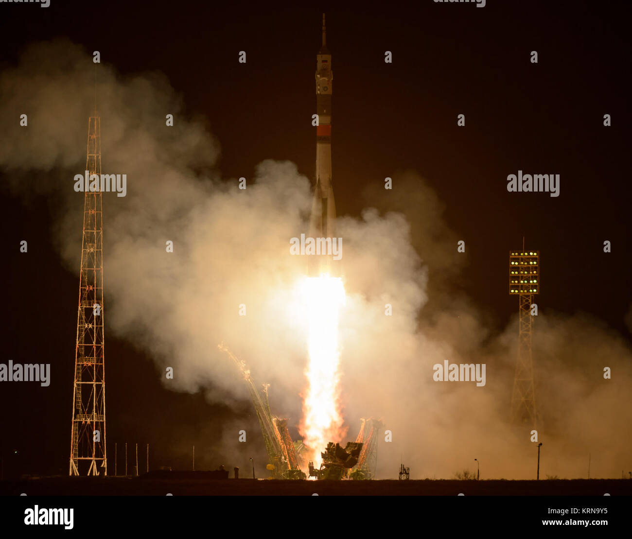 Il Soyuz MS-03 lanci spaziali dal cosmodromo di Baikonur con spedizione 50 equipaggi astronauta della NASA Peggy Whitson, cosmonauta russo Oleg Novitskiy di Roscosmos e l'astronauta dell'ESA Thomas Pesquet dal cosmodromo di Baikonur in Kazakistan, Venerdì, nov. 18, 2016 (tempo kazaka) (Nov 17 Eastern time). Whitson, Novitskiy e Pesquet trascorreranno circa sei mesi sul complesso orbitale. Photo credit: (NASA/Bill Ingalls) Expedition 50 lancio Soyuz (NHQ201611180001) Foto Stock