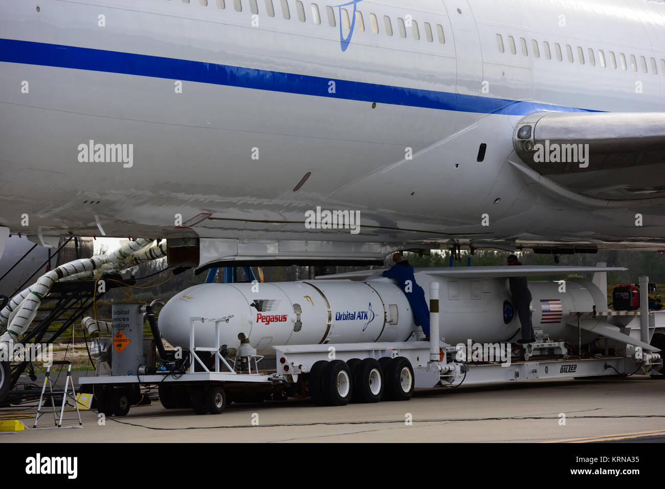 A Vandenberg Air Force Base in California, un ATK orbitale Pegasus XL rocket è accoppiato alla società L-1011 vettore aereo nei pressi di Vandenberg la pista. A bordo di Pegasus sono otto NASA Ciclone Sistema globale di navigazione via satellite, o CYGNSS, navicelle spaziali. Quando i preparativi sono gareggiato a Vandenberg, L'L-1011/Pegasus XL combinazione sarà volato alla NASA Kennedy Space Center in Florida. Il 12 dicembre, 2016, il vettore aereo è programmato per decollare dal pattino striscia alla Cape Canaveral Air Force Station e CYGNSS lancerà su Pegasus XL a razzo con L-1011 flying off shore. CYGNSS sa Foto Stock