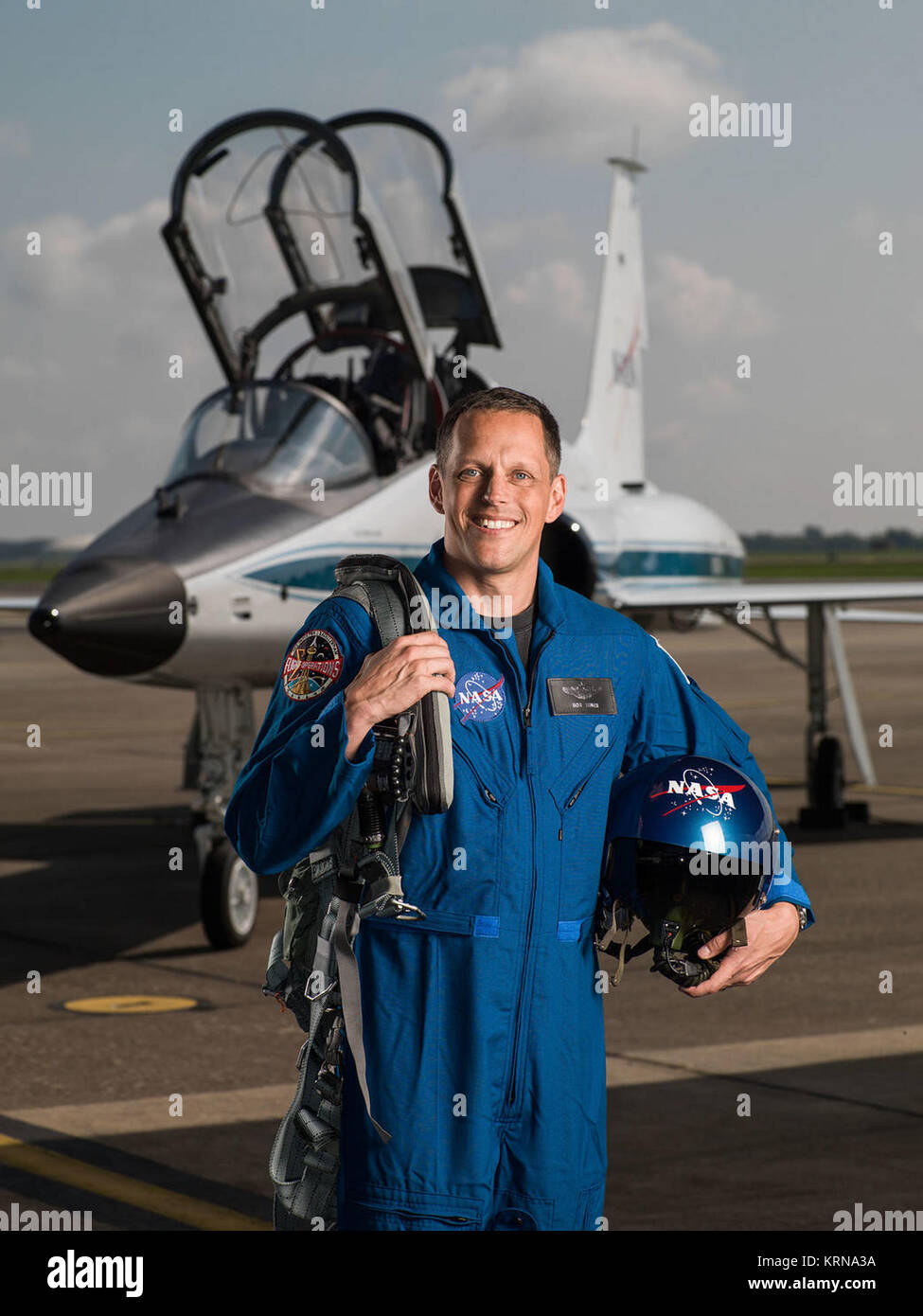 2017 astronauta della NASA candidato - Bob Hines. Data foto: 6 giugno 2017. Posizione: Ellington Field - hangar 276, asfalto. Fotografo: Robert Markowitz Bob Hines ritratto Foto Stock