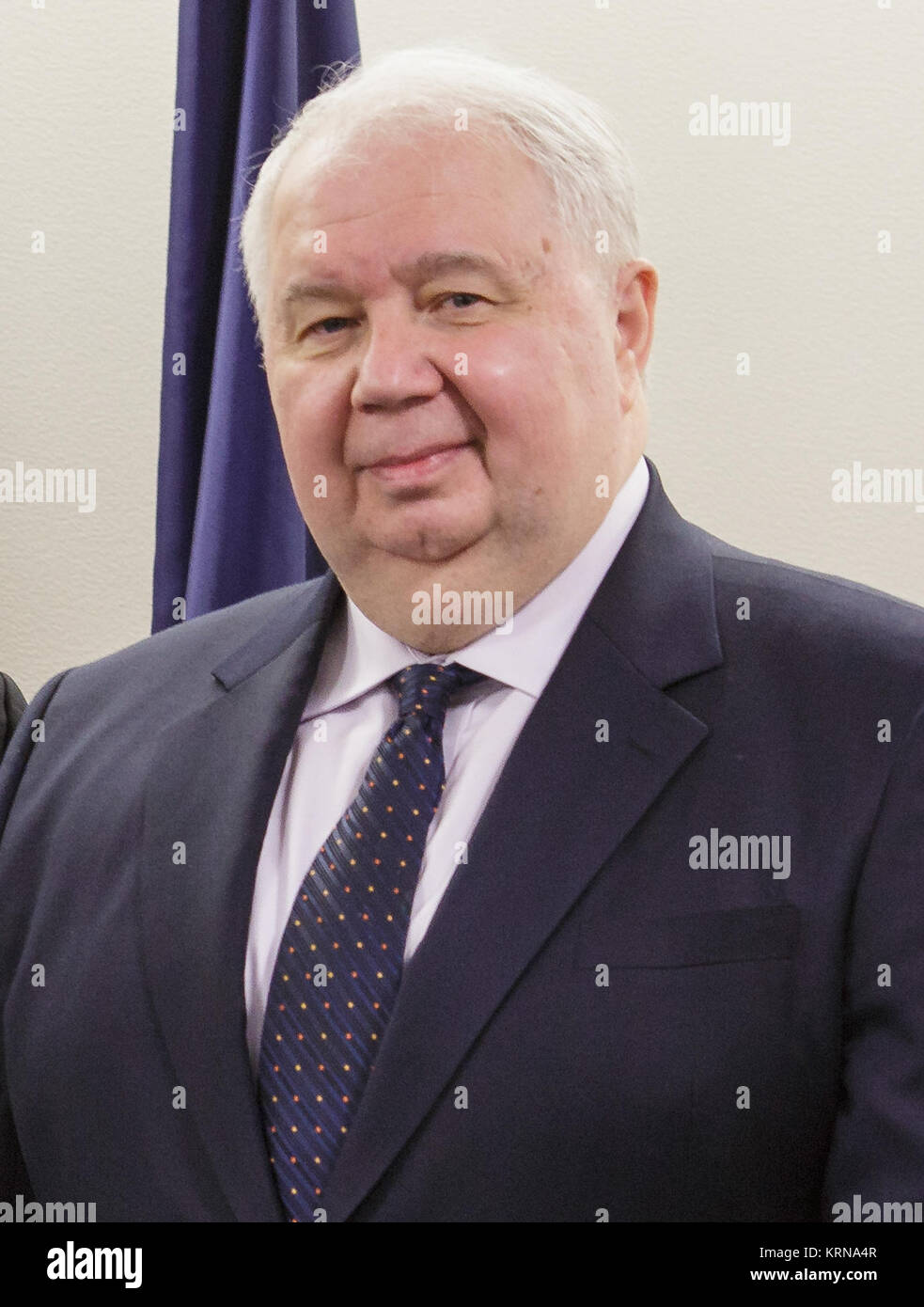 Amministratore della NASA Charles Bolden, sinistra, ex astronauta della NASA William Pastore, centro e ambasciatore russo Sergey Kislyak, destra, posano per una foto dopo il pastore è stato premiato con la medaglia di russo per il merito di esplorazione spaziale dall Ambasciatore Kislyak, Venerdì, Dicembre 2, 2016 al quartier generale della NASA a Washington. Photo credit: (NASA/Joel Kowsky) Sergey Ivanovich Kislyak 2016 Foto Stock