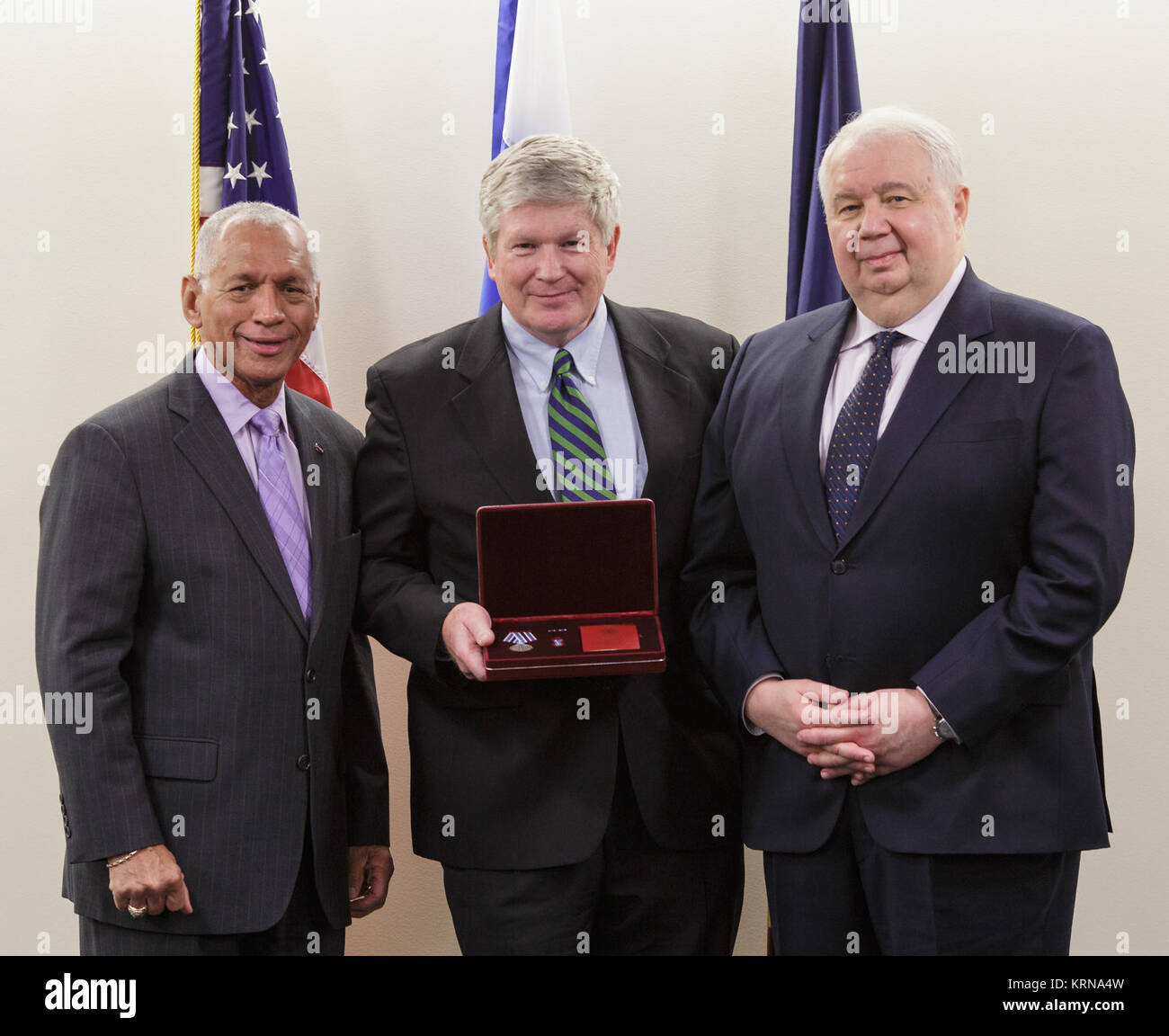 Amministratore della NASA Charles Bolden, sinistra, ex astronauta della NASA William Pastore, centro e ambasciatore russo Sergey Kislyak, destra, posano per una foto dopo il pastore è stato premiato con la medaglia di russo per il merito di esplorazione spaziale dall Ambasciatore Kislyak, Venerdì, Dicembre 2, 2016 al quartier generale della NASA a Washington. Photo credit: (NASA/Joel Kowsky) William pastore russo aggiudicato la medaglia al merito per l'esplorazione dello spazio Foto Stock