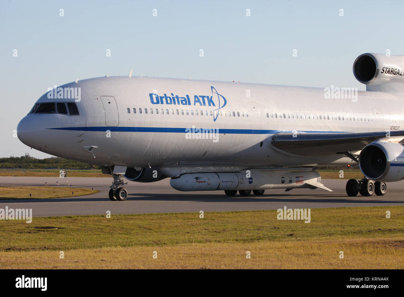 L'orbitale ATK L-1011 Stargazer aereo è arrivato in corrispondenza della striscia di scivolo alla Cape Canaveral Air Force Station in Florida. Attaccato al di sotto della Stargazer è l'orbitale ATK Pegasus XL con la NASA ciclone del sistema globale di navigazione via satellite (CYGNSS) sulla scheda. CYGNSS è stato elaborato e preparato per la sua missione di Vandenberg Air Force Base in California. CYGNSS è pianificato per il suo lancio in volo a bordo del Pegasus XL razzo dal pattino striscia sul Dic. 12. CYGNSS effettuerà frequenti e misurazioni accurate della superficie dell'oceano si snoda lungo tutto il ciclo di vita di tempeste tropicali e uragani. I dati t Foto Stock