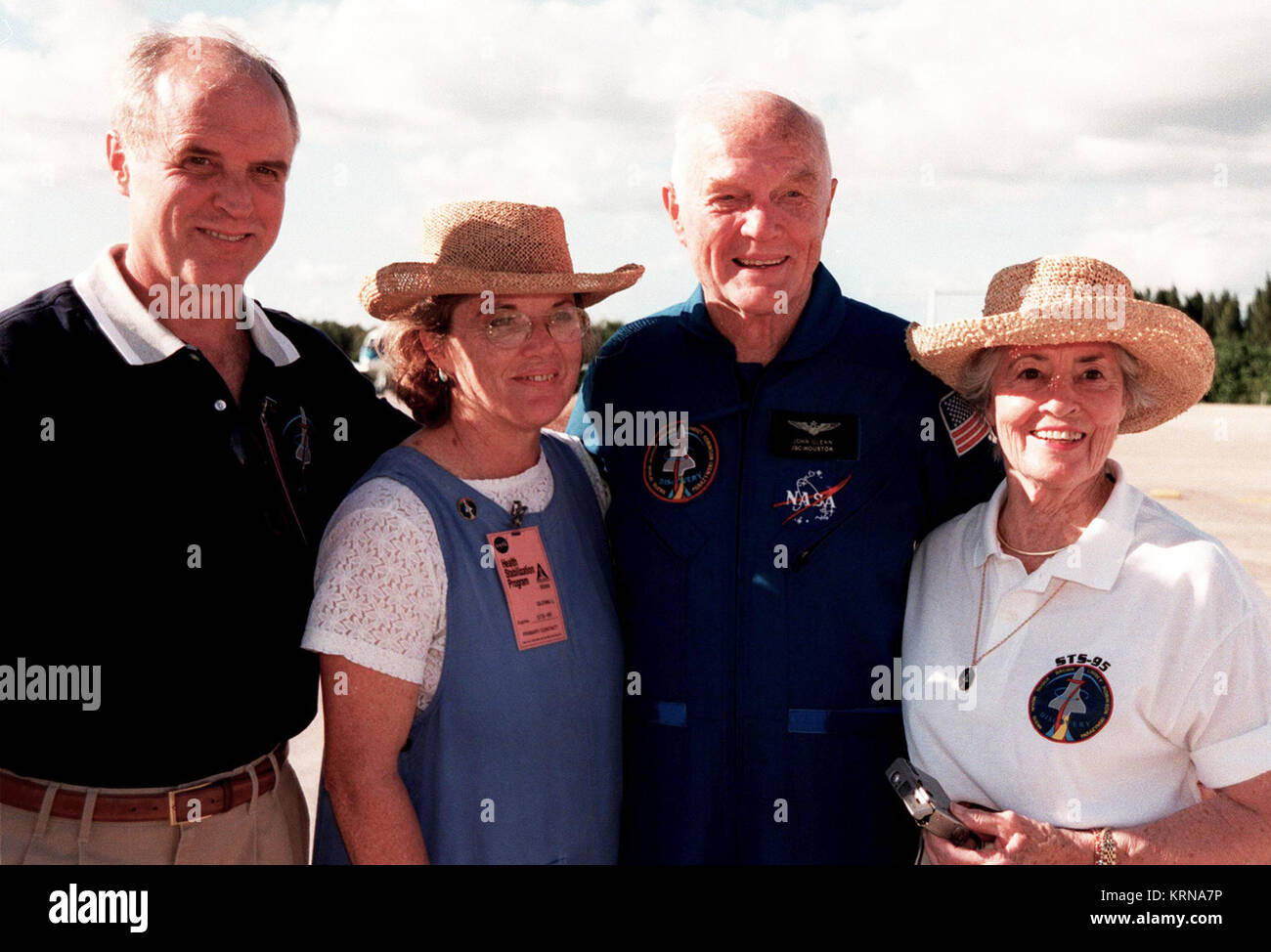 Oct 26, 1998 -- STS-95 Payload Specialist John H. Glenn Jr. (secondo da destra), senatore da Ohio, pone (da sinistra a destra) con il suo figlio, David, figlia, Lyn, e (estrema destra) sua moglie Annie, dopo l'atterraggio al Kennedy Space Center navetta dell impianto di atterraggio a bordo di un T-38 jet. Glenn e altri membri dell'equipaggio sono volato in KSC a fare preparativi finali per il lancio. Mirati per il decollo a 2 P.m. sul ott. 29, di STS-95 missione include i payload di ricerca come lo Spartan solare-osservando la navicella spaziale dispiegabile, il Telescopio Spaziale Hubble sistemi orbitali piattaforma di test, la International ultravioletti estremi Foto Stock