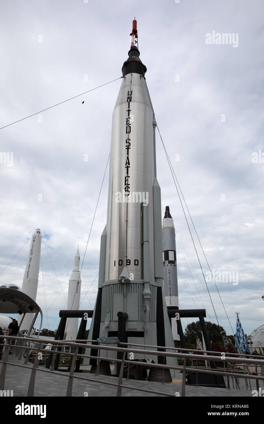 Corona la posa di cerimonia in onore di John H Glenn Jr. al Hereos e leggende presentano situato al Complesso Visitatori del Centro Spaziale Kennedy (KSCVC). KSC-20161209-PH KLS01-0004 Foto Stock