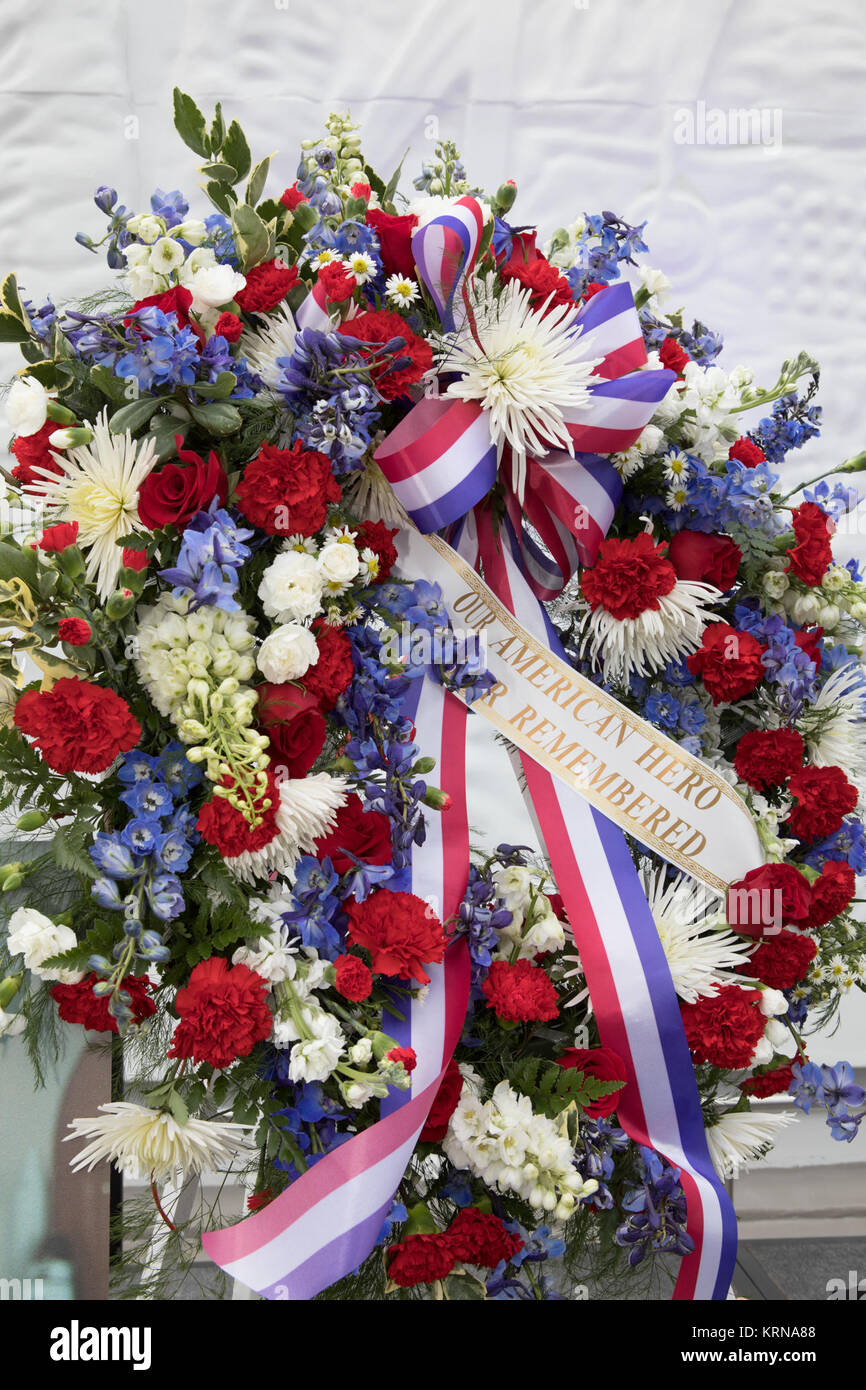 Corona la posa di cerimonia in onore di John H Glenn Jr. al Hereos e leggende presentano situato al Complesso Visitatori del Centro Spaziale Kennedy (KSCVC). KSC-20161209-PH KLS01-0015 Foto Stock