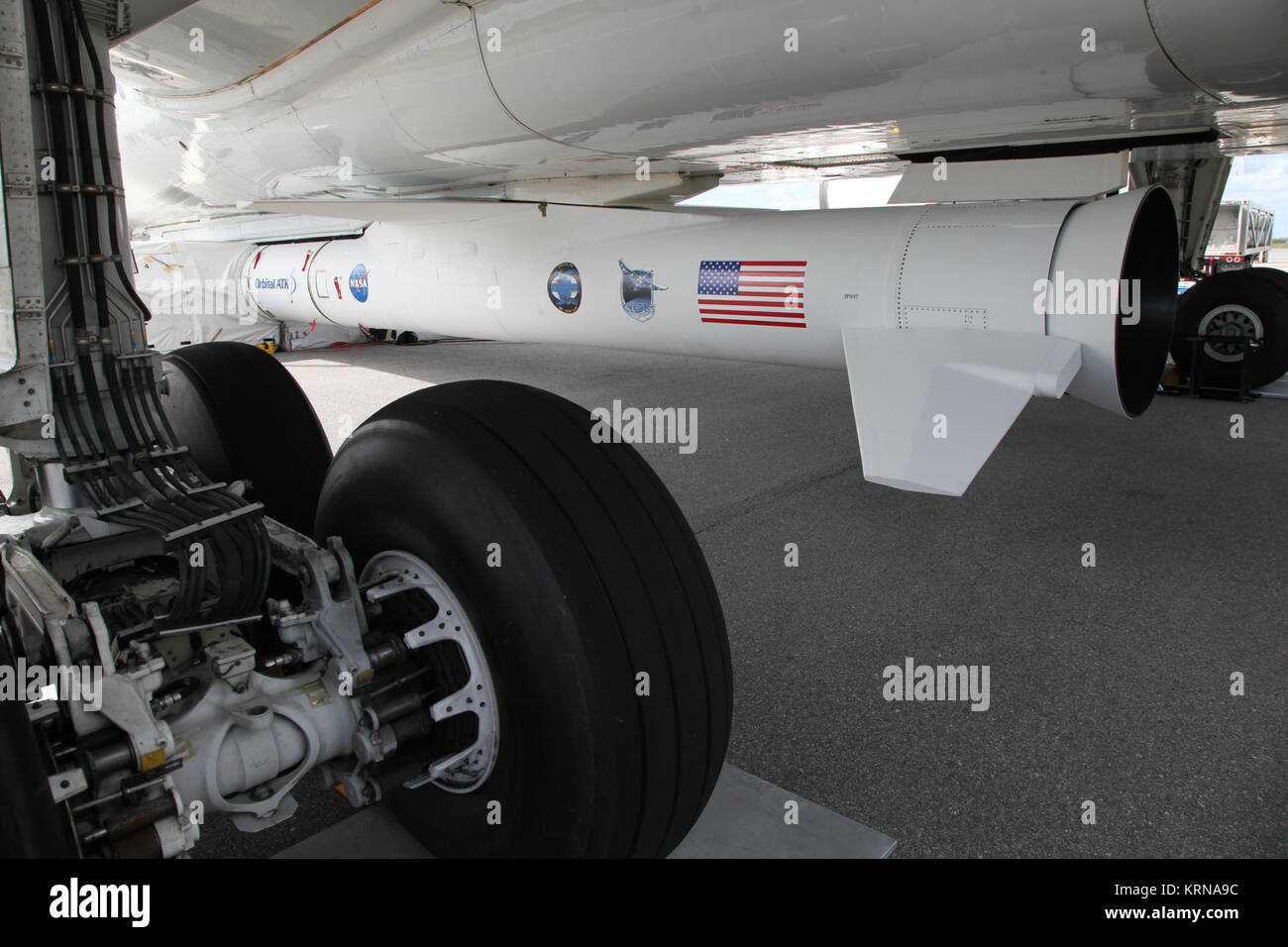 Alla Cape Canaveral Air Force Station della striscia di scivolo gli orbitali ATK L-1011 Stargazer aeromobile è in corso di preparazione per il lancio della NASA ciclone del sistema globale di navigazione via satellite, o CYGNSS, navicelle spaziali. Le otto satelliti micro sono a bordo di un ATK orbitale Pegasus XL rocket legato al lato inferiore della Stargazer. CYGNSS è pianificato per il suo lancio in volo a bordo del Pegasus XL razzo dal pattino striscia sul Dic. 12. CYGNSS effettuerà frequenti e misurazioni accurate della superficie dell'oceano si snoda lungo tutto il ciclo di vita di tempeste tropicali e uragani. I dati che fornisce CYGNSS consentirà di scienziato Foto Stock