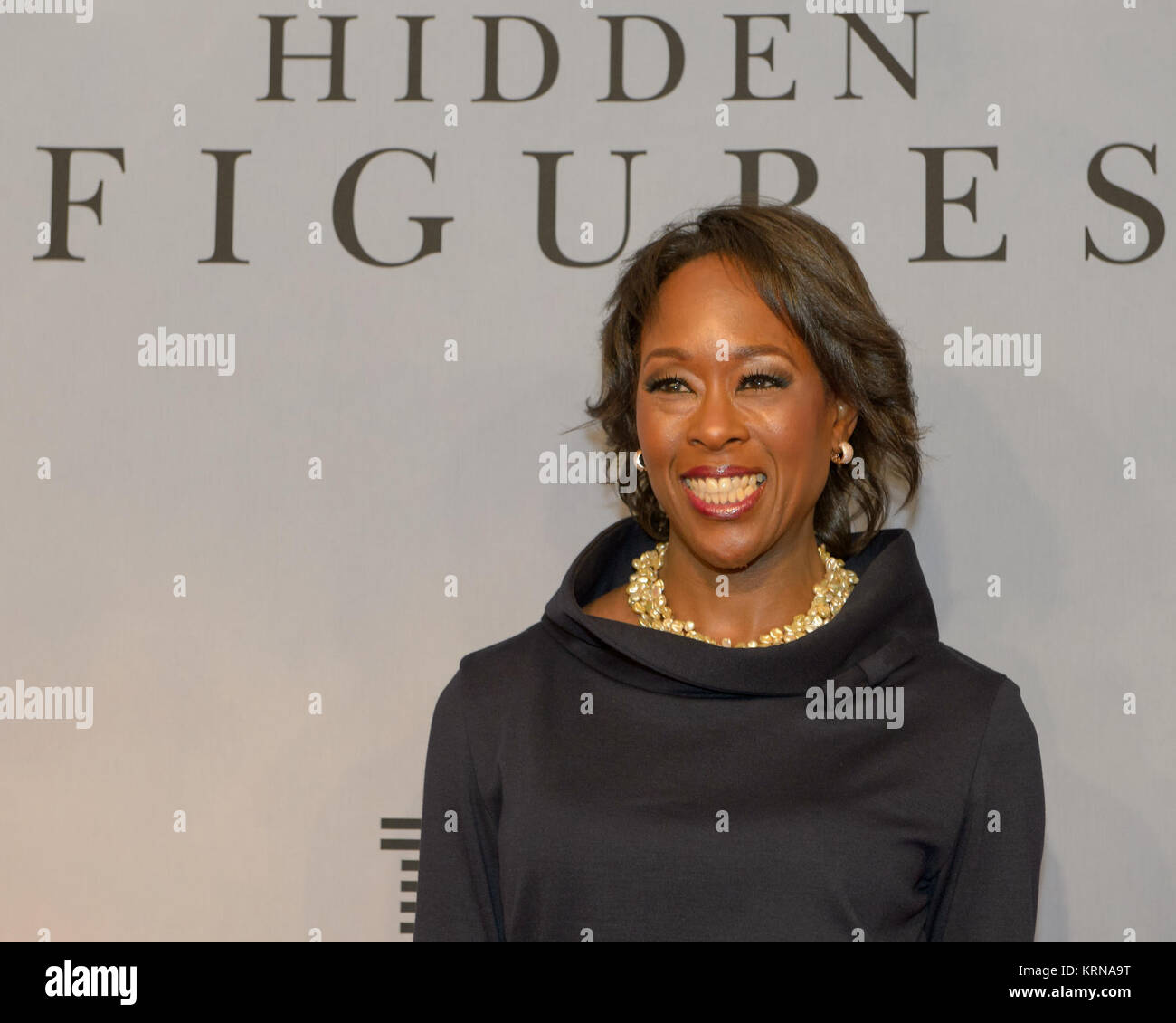 Autore Margot Lee Shetterly arriva sul tappeto rosso per la celebrazione globale del film 'nascosto figure" presso il Teatro SVA, Sabato, Dicembre 10, 2016 a New York. Il film è basato sul libro dello stesso titolo, Margot Lee Shetterly, e ripercorre la vita di Katherine Johnson, Dorothy Vaughan e Maria Jackson -- afro-americano di donne che lavorano presso la NASA come "computer umano", che sono di fondamentale importanza per il successo di John Glenn amicizia 7 missione nel 1962. Photo credit: (NASA/Bill Ingalls) 22nascosto figure22 Film celebrazione (NHQ201612100014) Foto Stock