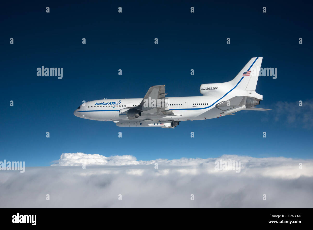 Fotografato dal F-18 pathfinder aeromobili, gli orbitali ATK L-1011 Stargazer aeromobile è visto volare sopra l'Oceano Atlantico al largo di Daytona Beach, Florida. Attaccato al di sotto del velivolo è il Pegasus XL a razzo con otto ciclone Sistema globale di navigazione via satellite, o CYGNSS, navicelle spaziali. I satelliti CYGNSS effettuerà frequenti e misurazioni accurate della superficie dell'oceano si snoda lungo tutto il ciclo di vita di tempeste tropicali e uragani. I dati che fornisce CYGNSS permetterà agli scienziati di tasto della sonda aria-mare l'interazione dei processi che avvengono nei pressi del nucleo di tempeste, che sono ra Foto Stock