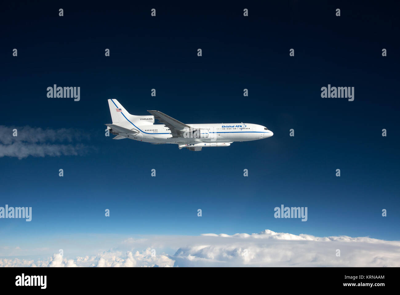 Fotografato dal F-18 pathfinder aeromobili, gli orbitali ATK L-1011 Stargazer aeromobile è visto volare sopra l'Oceano Atlantico al largo di Daytona Beach, Florida. Attaccato al di sotto del velivolo è il Pegasus XL a razzo con otto ciclone Sistema globale di navigazione via satellite, o CYGNSS, navicelle spaziali. I satelliti CYGNSS effettuerà frequenti e misurazioni accurate della superficie dell'oceano si snoda lungo tutto il ciclo di vita di tempeste tropicali e uragani. I dati che fornisce CYGNSS permetterà agli scienziati di tasto della sonda aria-mare l'interazione dei processi che avvengono nei pressi del nucleo di tempeste, che sono ra Foto Stock