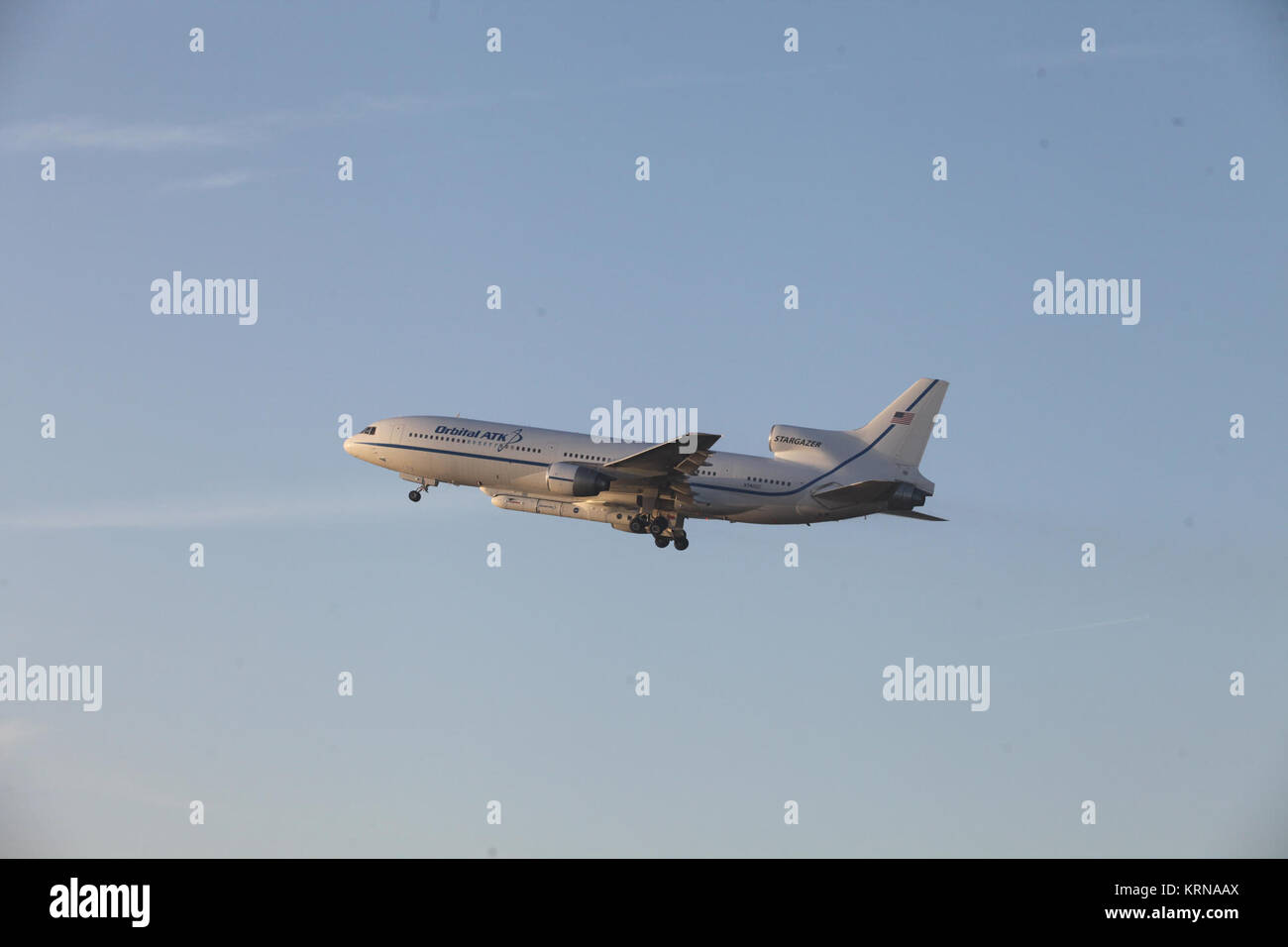 Un ATK orbitale L-1011 Stargazer aeromobili che trasportano un Pegasus XL a razzo con otto NASA Ciclone Sistema globale di navigazione via satellite, o CYGNSS, veicoli spaziali si toglie dal pattino striscia alla Cape Canaveral Air Force Station, Florida. Con il velivolo off shore, il razzo Pegasus verrà rilasciato. Cinque secondi più tardi, il propellente solido motore si infiammano e incrementare gli otto uragano degli osservatori di orbita. Le otto satelliti CYGNSS effettuerà frequenti e misurazioni accurate della superficie dell'oceano si snoda lungo tutto il ciclo di vita di tempeste tropicali e uragani. KSC-20161212-PH SWW01 0004 ( Foto Stock