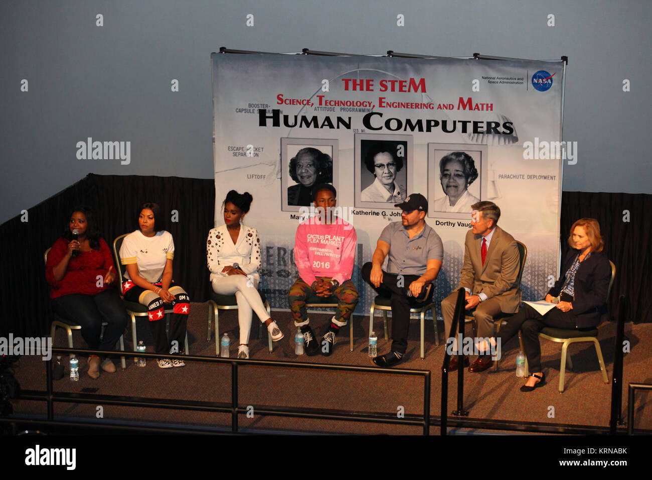 Nel Cineteatro IMAX del Complesso Visitatori del Centro Spaziale Kennedy il cast e la troupe dei membri della prossima motion picture 'nascosto figure' partecipare a una sessione di domande e risposte. Da sinistra sono Octavia Spencer, che ritrae Dorothy Vaughan nel film, Taraji P. Henson, che ritrae Katherine Johnson, Janelle Monáe, che ritrae Maria Jackson, Pharrell Williams, musicista e produttore di "figure nascoste", Ted Melfi, scrittore e regista di "figure nascoste", direttore del centro di Bob Cabana e Janet Petro, vice direttore del centro. Il film è basato sul libro dello stesso titolo, Margot Lee Shet Foto Stock