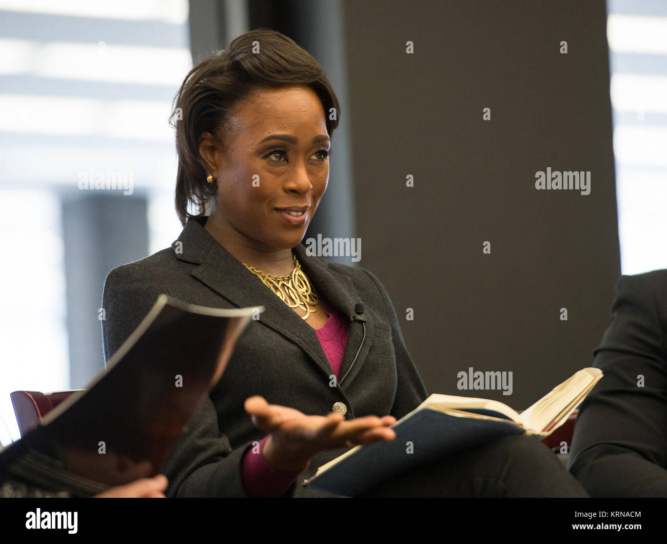 'Nascosto figure' autore Margot Lee Shetterly, legge un passaggio dal suo libro a un pubblico per la maggior parte di Washington DC scuola pubblica gli studenti, mercoledì 14 dicembre, 2016 a Martin Luther King Jr. Memorial Library di Washington. Il film con lo stesso nome, basato sul libro ripercorre la vita di Katherine Johnson, Dorothy Vaughan e Maria Jackson -- afro-americano di donne che lavorano presso la NASA come "computer umano", che sono di fondamentale importanza per il successo di John Glenn amicizia 7 missione nel 1962. Photo credit: (NASA/Aubrey Gemignani) nascosta figure Prenota evento (NHQ201612140016) Foto Stock