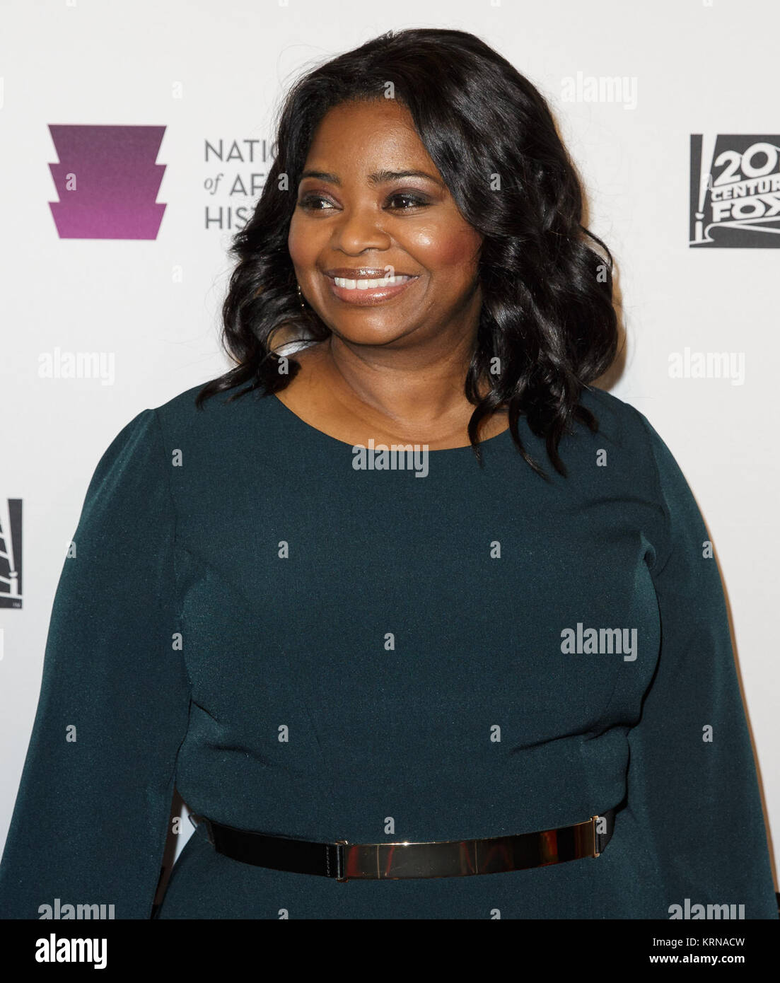 Actrice americano Octavia Spencer arriva sul tappeto rosso per una proiezione del film "figure nascoste" presso lo Smithsonian, il Museo Nazionale di afro-americano di storia e cultura, Mercoledì, Dicembre 14, 2016 a Washington DC. Il film è basato sul libro dello stesso titolo, Margot Lee Shetterly, e ripercorre la vita di Katherine Johnson, Dorothy Vaughan e Maria Jackson -- afro-americano di donne che lavorano presso la NASA come "computer umano", che sono di fondamentale importanza per il successo di John Glenn amicizia 7 missione nel 1962. Photo credit: (NASA/Joel Kowsky) 22nascosto figure22 a Screening NMAAHC (NHQ20 Foto Stock