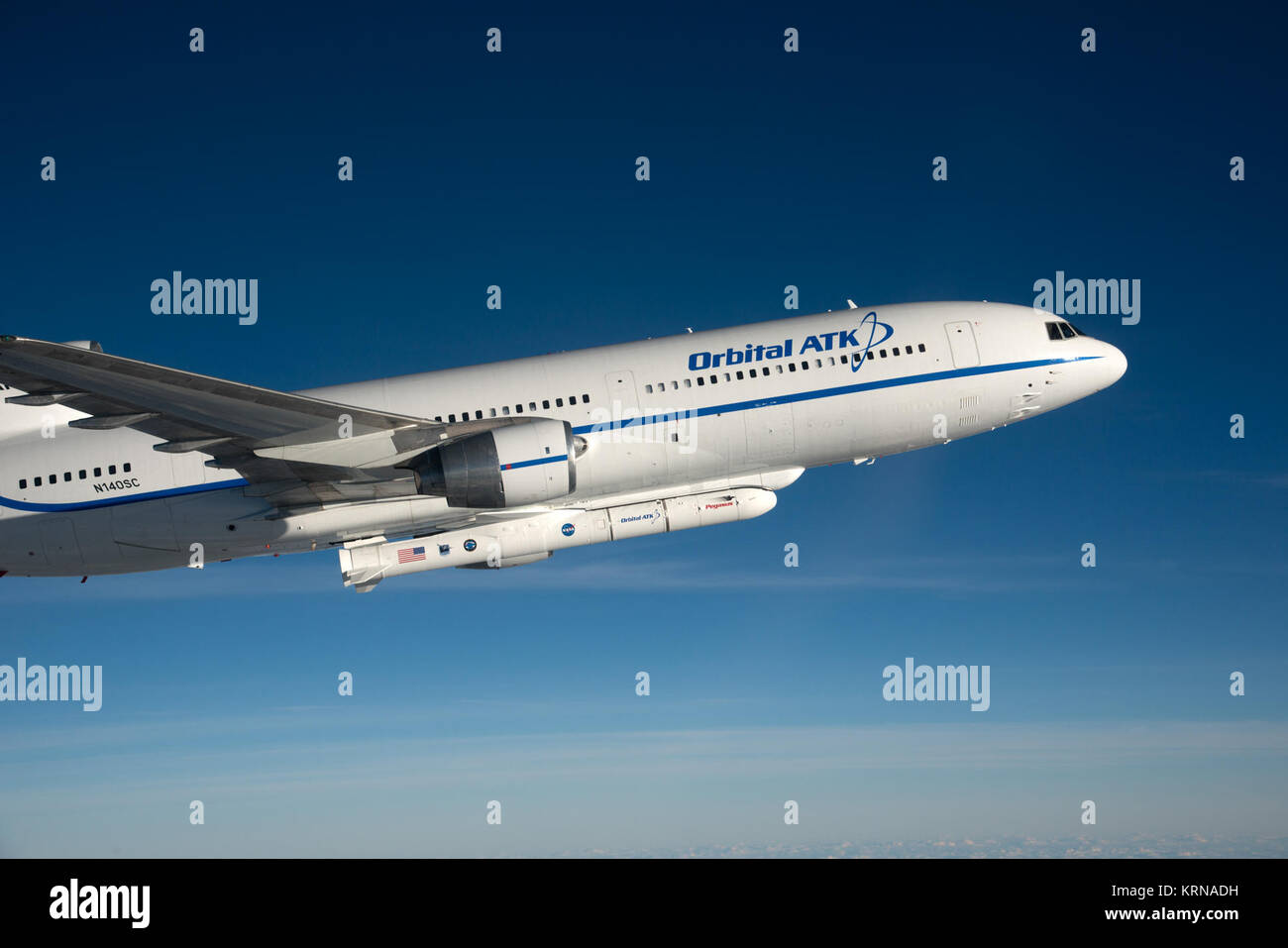 Fotografato dal F-18 pathfinder aeromobili, gli orbitali ATK L-1011 Stargazer aeromobile è visto volare sopra l'Oceano Atlantico al largo di Daytona Beach, Florida. Attaccato al di sotto del velivolo è il Pegasus XL a razzo con otto ciclone Sistema globale di navigazione via satellite, o CYGNSS, navicelle spaziali. I satelliti CYGNSS effettuerà frequenti e misurazioni accurate della superficie dell'oceano si snoda lungo tutto il ciclo di vita di tempeste tropicali e uragani. I dati che fornisce CYGNSS permetterà agli scienziati di tasto della sonda aria-mare l'interazione dei processi che avvengono nei pressi del nucleo di tempeste, che sono ra Foto Stock