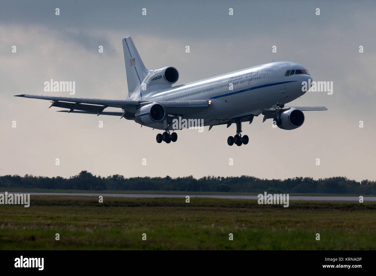 Un ATK orbitale L-1011 Stargazer aéromobile scende verso il pattino striscia alla Cape Canaveral Air Force Station in Florida. Il velivolo portati a Pegasus XL a razzo con otto NASA Ciclone Sistema globale di navigazione via satellite, o CYGNSS, per il lancio. Con il velivolo off shore, il razzo Pegasus è stato rilasciato. Cinque secondi più tardi, il propellente solido motore acceso e potenziati gli otto uragano degli osservatori di orbita. Le otto satelliti CYGNSS effettuerà frequenti e misurazioni accurate della superficie dell'oceano si snoda lungo tutto il ciclo di vita di tempeste tropicali e uragani. Rilascio del PEG Foto Stock