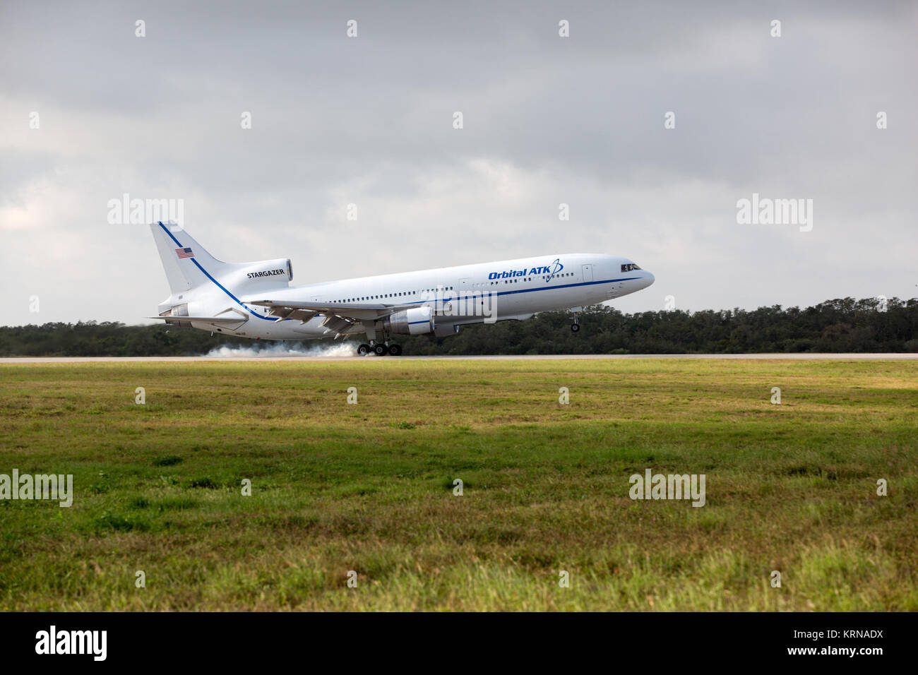 Un ATK orbitale L-1011 tocchi Stargazer giù a pattino striscia alla Cape Canaveral Air Force Station in Florida. Il velivolo portati a Pegasus XL a razzo con otto NASA Ciclone Sistema globale di navigazione via satellite, o CYGNSS, per il lancio. Con il velivolo off shore, il razzo Pegasus è stata rilasciata a 8:37 a.m. EST. Cinque secondi più tardi, il propellente solido motore acceso e potenziati gli otto uragano degli osservatori di orbita. Le otto satelliti CYGNSS effettuerà frequenti e misurazioni accurate della superficie dell'oceano si snoda lungo tutto il ciclo di vita di tempeste tropicali e uragani. Stargazer Foto Stock
