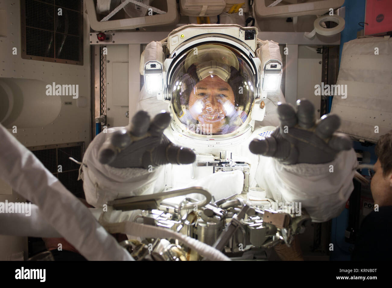 ISS-50 EVA-2 (n) all'interno della ricerca airlock Foto Stock