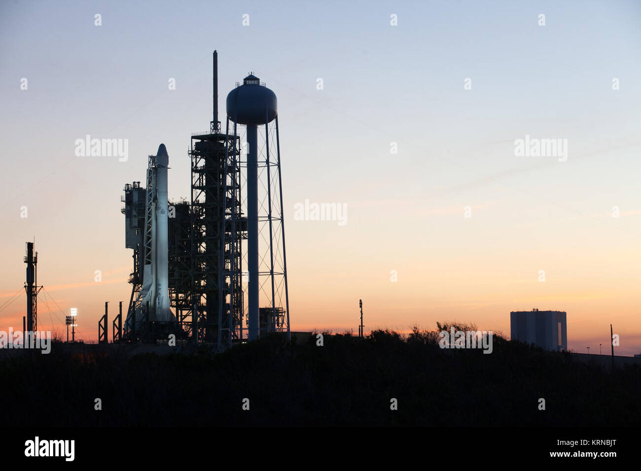 Come set di sole, un Falcon 9 rocket è pronta per il decollo al Kennedy Space Center complessi di lancio 39A. Lo storico sito di lancio è ora gestito da SpaceX sotto una proprietà accordo firmato con la NASA. In fondo è il gruppo di veicoli Edificio. Il razzo favorirà un drago veicolo spaziale di rifornimento alla Stazione spaziale internazionale. Il decollo è prevista per le 10:01 a.m. EST su Feb. 18. Il suo decimo di rialimentazione commerciale servizi missione alla stazione spaziale, Dragon porterà fino 5.000 libbre di forniture, come aerosol stratosferico e Gas esperimento (SAGE) III Strumento di ulteriore stu Foto Stock