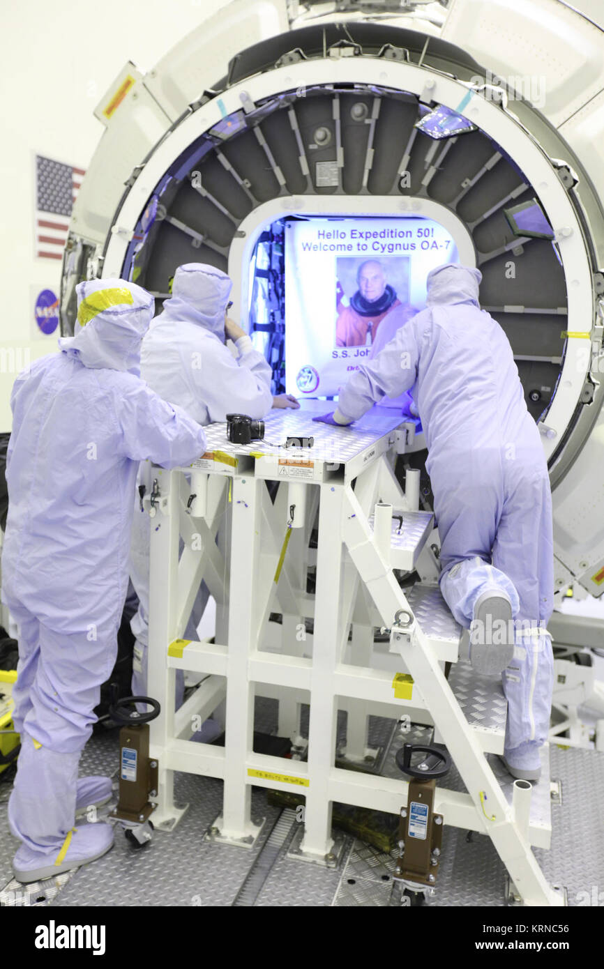 All'interno del payload pericoloso Impianto di manutenzione presso la NASA del Kennedy Space Center in Florida, tecnici allegare il John Glenn banner all'interno l'orbitale ATK Cygnus pressurizzato modulo di carico. Il Cygnus modulo di carico è stato rinominato la S.S. John Glenn per onorare il compianto ex progetto mercurio e lo space shuttle astronauta. L'orbitale ATK CRS-7 di rialimentazione commerciale servizi missione alla stazione spaziale internazionale è prevista per il lancio in cima a un regno lancio Alleanza Atlas V rocket from Space Launch Complex 41 alla Cape Canaveral Air Force Station non prima di Marzo 21, 2017. Cygnus consegnerà Foto Stock