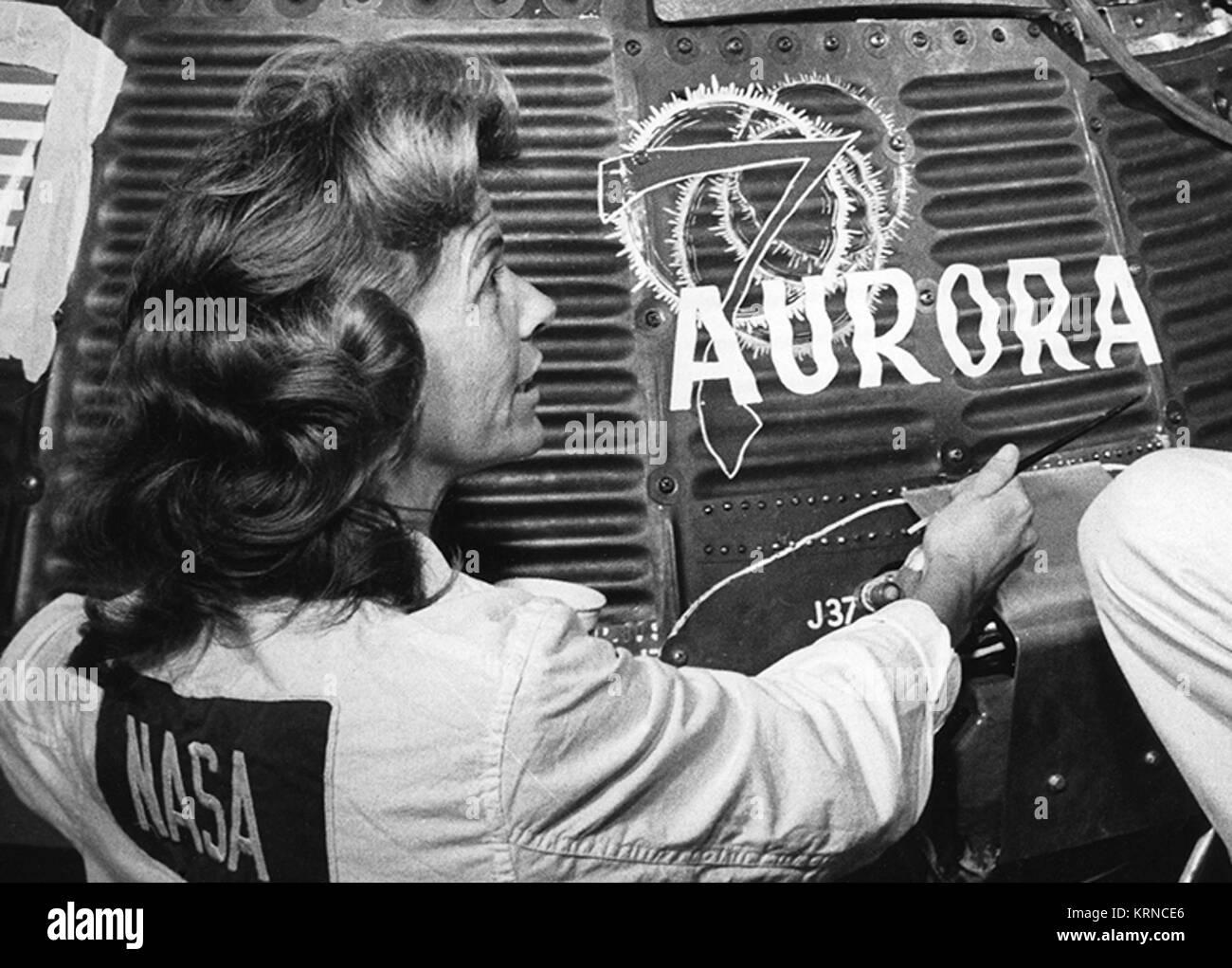 Cece Bibby con Aurora 7 logo su Mercury-Atlas 7 Foto Stock