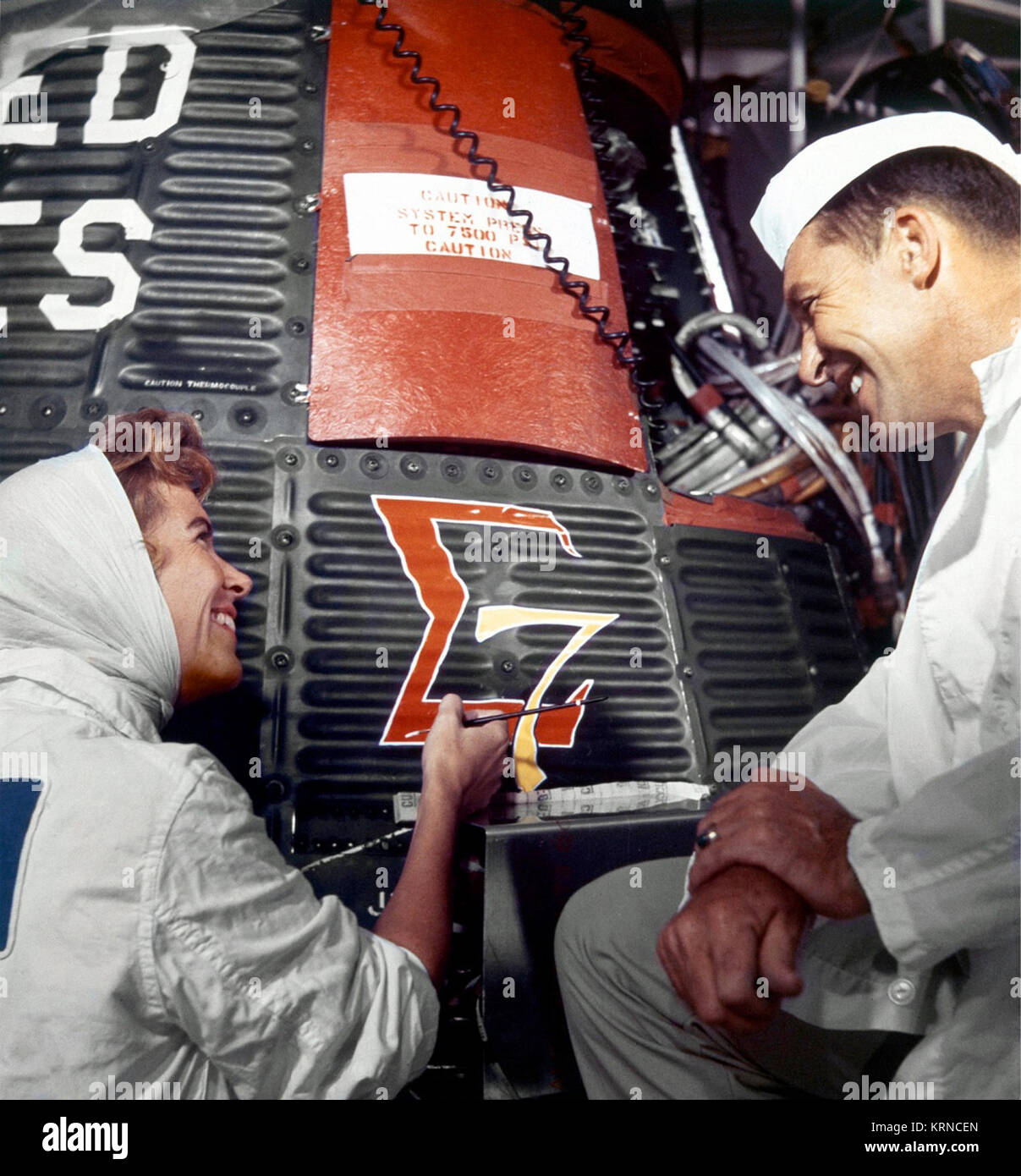 Cece Bibby con Wally Schirra -Sigma 7 logo sul veicolo spaziale di mercurio Foto Stock