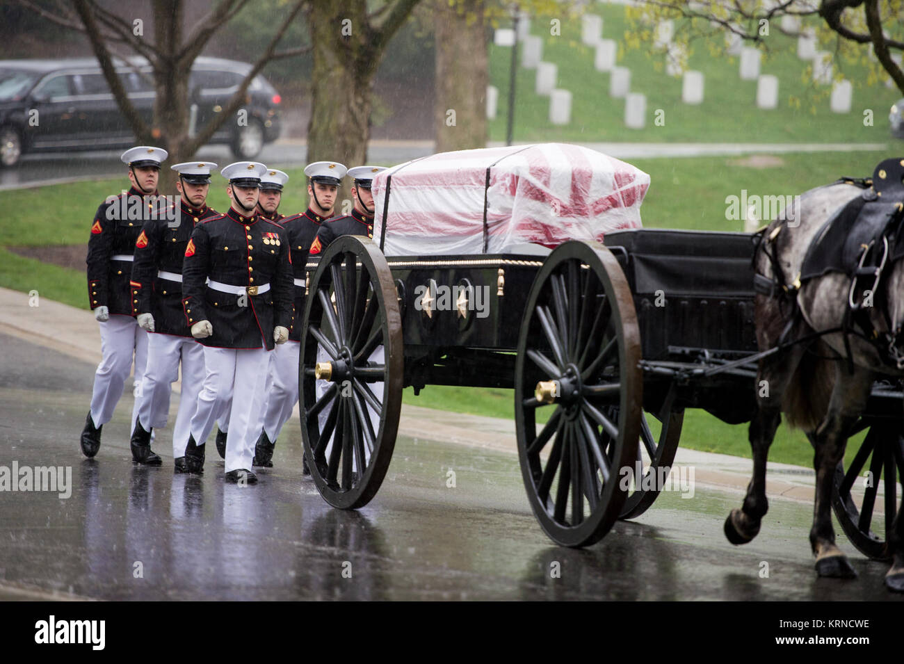 Un cavallo disegnato cassettone porta ex astronauta e U.S. Il senatore John Glenn al suo ultimo luogo di riposo durante il funerale cerimonia presso il Cimitero Nazionale di Arlington il Giovedi, Aprile 6, 2017 in Virginia. Glenn è stato il primo americano in orbita sulla Terra il 20 febbraio 1962, in un periodo di cinque ore di volo a bordo dell'Amicizia 7 veicolo spaziale. Nel 1998, egli ha rotto un altro record riportando allo spazio all'età di 77 sulla navetta spaziale Discovery. Photo credit: (NASA/Aubrey Gemignani) John Glenn inumazione (NHQ201704060003) Foto Stock