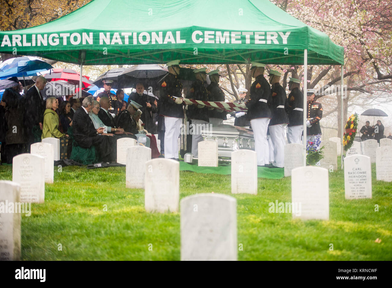 Un Marine Corps guardia d'onore tiene la bandiera americana su scrigno di ex astronauta e U.S. Il senatore John Glenn, chi è stato sepolto con gli onori militari, presso il Cimitero Nazionale di Arlington in Virginia il giovedì, 6 aprile 2017, il giorno in cui lui e sua moglie Annie si sono sposati nel 1943. Glenn è stato il primo americano in orbita sulla Terra il 20 febbraio 1962, in un periodo di cinque ore di volo a bordo dell'Amicizia 7 veicolo spaziale. Nel 1998, egli ha rotto un altro record riportando allo spazio all'età di 77 sulla navetta spaziale Discovery. Photo credit: (NASA/Aubrey Gemignani) John Glenn inumazione (NHQ201704060007) Foto Stock