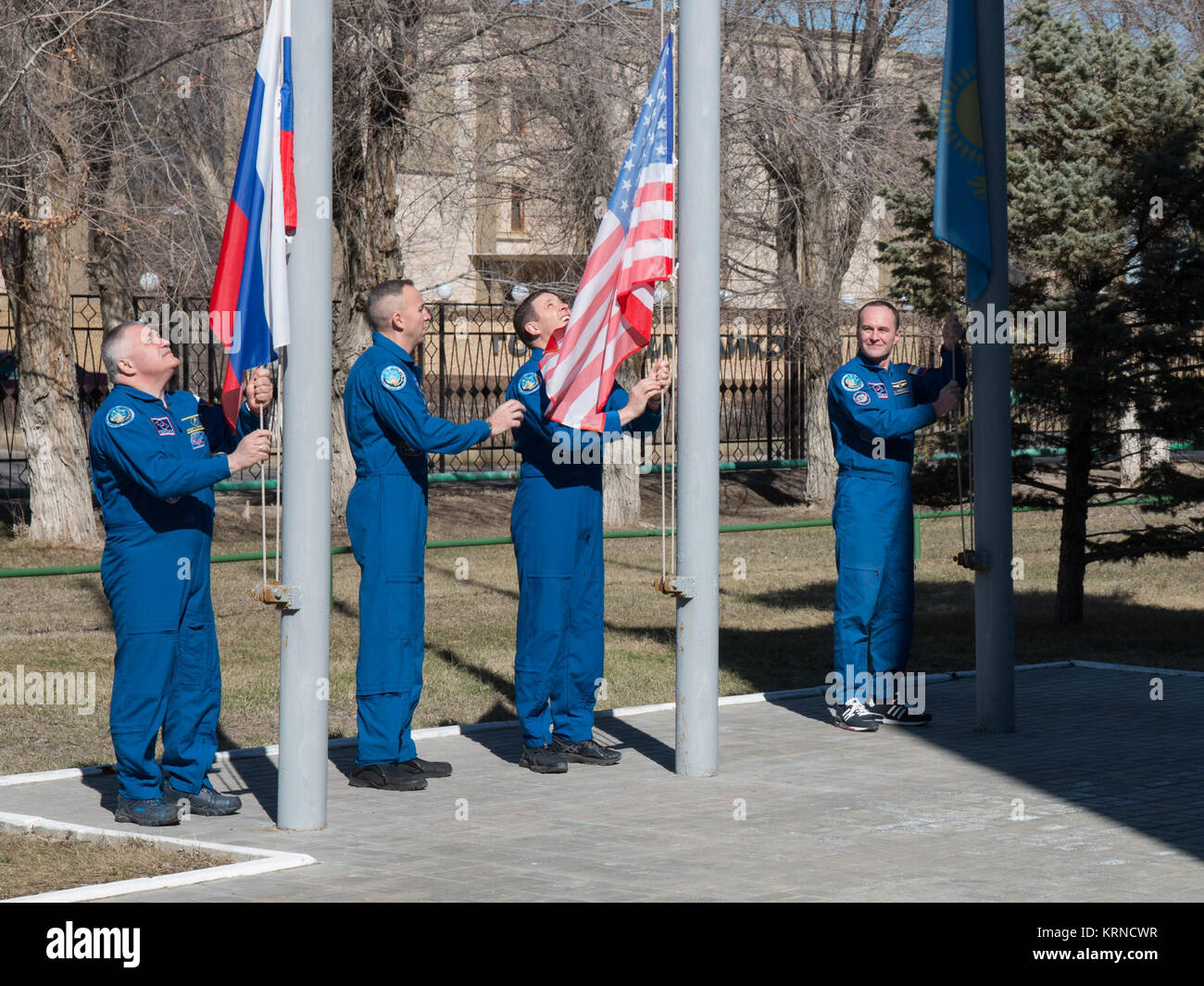 11-11-44: al cosmonauta Hotel alloggi equipaggio di Baikonur, Kazakistan, la spedizione 51 primo backup e il suo equipaggio sollevare le bandiere della Russia, Stati Uniti e in Kazakistan in cerimonie tradizionali aprile 7 come parte del loro pre-attività di lancio. Da sinistra a destra sono il primo membro dell'equipaggio Fyodor Yurchikhin di l'agenzia Spaziale Federale Russa Roscosmos () sollevando la bandiera russa, backup membro dell'equipaggio Randy Bresnik della NASA unendo il primo membro dell'equipaggio Jack Fischer della NASA per alzare la bandiera americana e membro dell'equipaggio di backup Sergey Ryazanskiy Roscosmos di innalzare la bandiera kazako. Yurchikhin e Fischer si laun Foto Stock