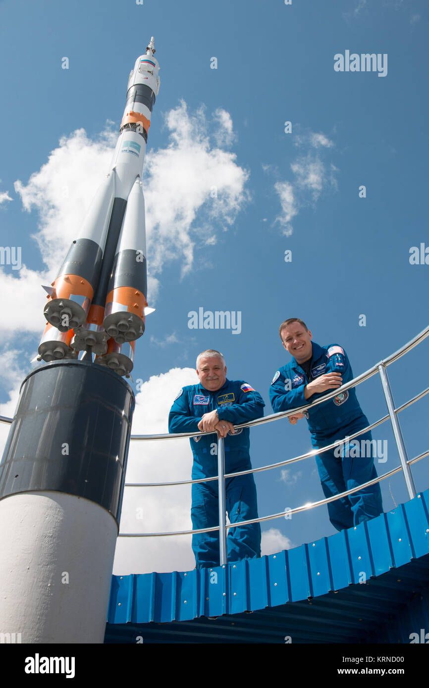 Al cosmonauta Hotel alloggi equipaggio di Baikonur, Kazakistan, Expedition 51 equipaggi Fyodor Yurchikhin di l'agenzia Spaziale Federale Russa Roscosmos (a sinistra) e Jack Fischer della NASA (a destra) pone per le foto accanto a un razzo Soyuz modello aprile 13 come parte del pre-attività di lancio. Fischer e Yurchikhin sarà il decollo aprile 20 dal cosmodromo di Baikonur sul Soyuz MS-04 navicella spaziale per quattro e una metà mese missione sulla Stazione spaziale internazionale. La NASA/Victor Zelentsov Soyuz MS-04 equipaggio a razzo Soyuz monumento dietro il cosmonauta Hotel Foto Stock