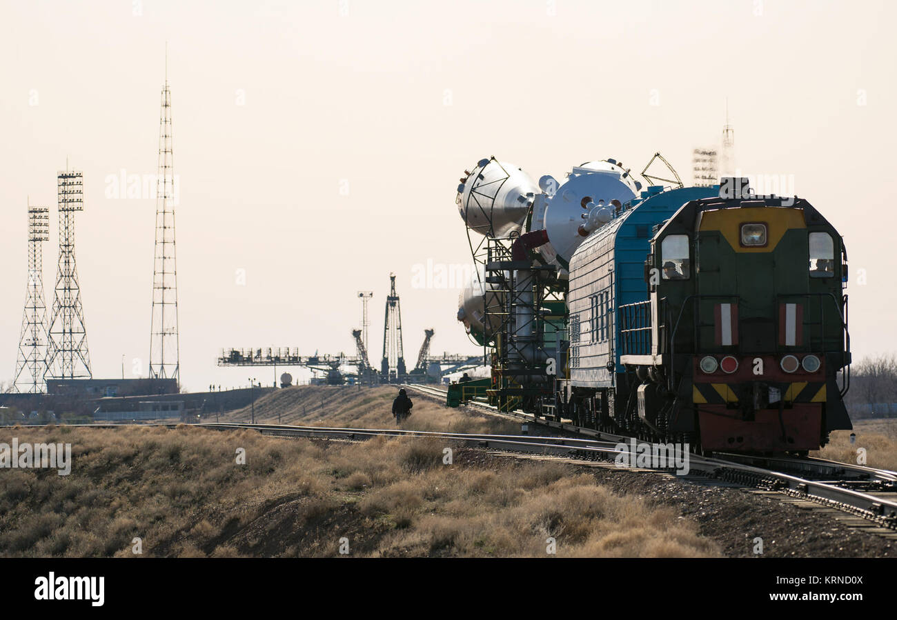 Il Soyuz MS-04 lander è rotolato fuori per il lancio in treno il lunedì, 17 Aprile 2017 presso il cosmodromo di Baikonur in Kazakistan. Lancio del razzo Soyuz è prevista per il mese di aprile 20 e porterà Expedition 51 Soyuz Commander Fyodor Yurchikhin di Roscosmos e tecnico di volo Jack Fischer della NASA in orbita per iniziare i loro quattro e una metà mese missione sulla Stazione spaziale internazionale.Photo credit: (NASA/Aubrey Gemignani) Expedition 51 Implementazione (NHQ201704170024) Foto Stock
