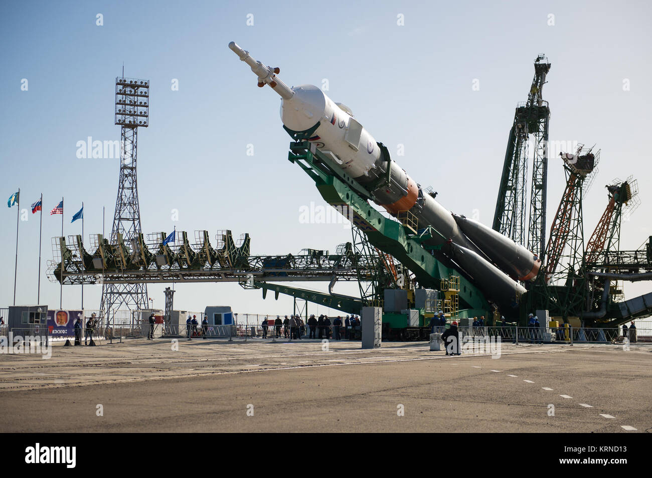 Il Soyuz MS-04 lander è sollevato in posizione sulla rampa di lancio Lunedì, 17 Aprile 2017 presso il cosmodromo di Baikonur in Kazakistan. Lancio del razzo Soyuz è prevista per il mese di aprile 20 Cosmodromo di tempo e porterà Expedition 51 Soyuz Commander Fyodor Yurchikhin di Roscosmos e tecnico di volo Jack Fischer della NASA in orbita per iniziare i loro quattro e una metà mese missione sulla Stazione spaziale internazionale. Photo credit: (NASA/Aubrey Gemignani) Expedition 51 Implementazione (NHQ201704170036) Foto Stock