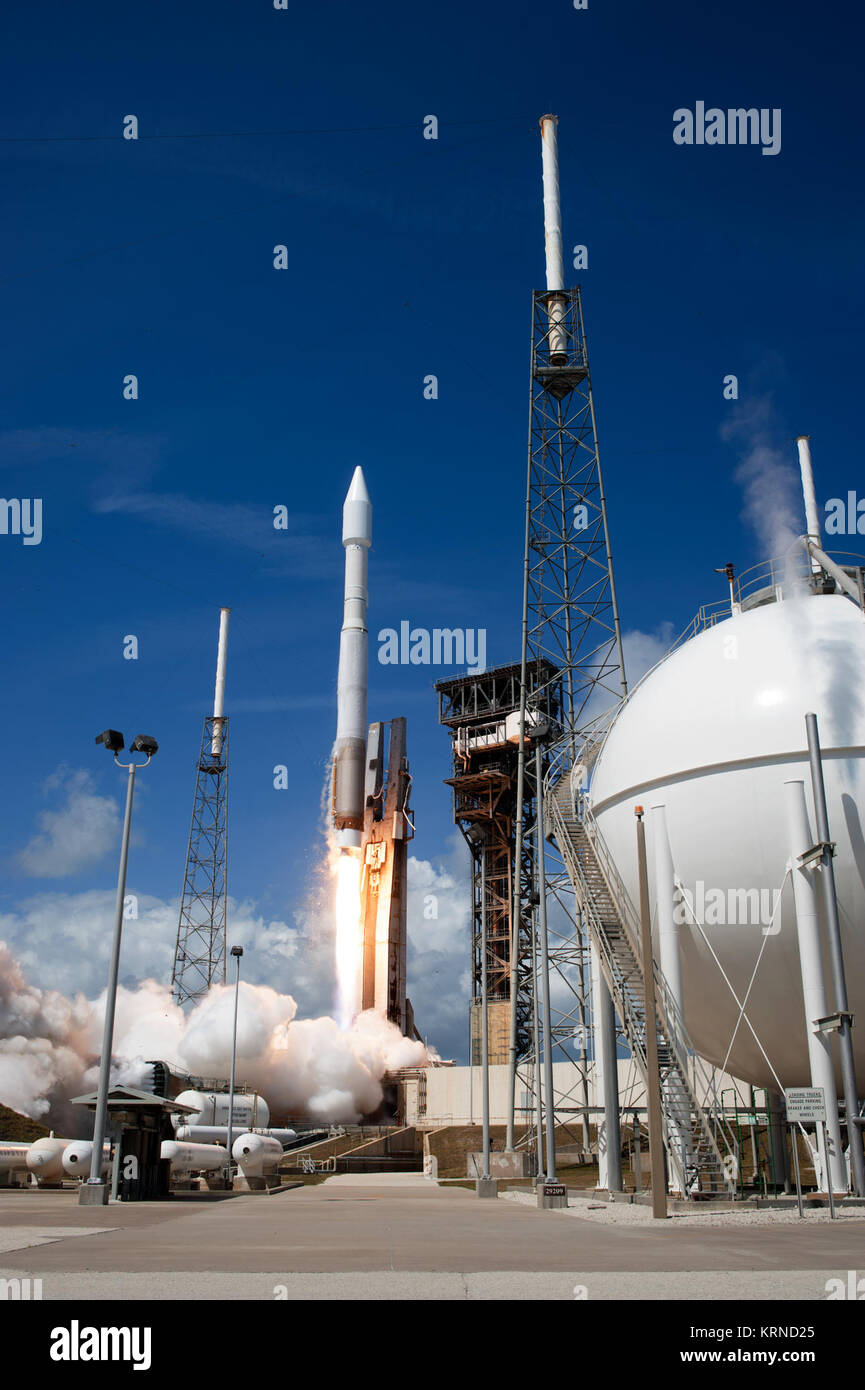 Contro lo sfondo di un luminoso cielo blu, un regno lancio Alleanza Atlas V rocket solleva from Space Launch Complex 41 alla Cape Canaveral Air Force Station in Florida, portando l'orbitale ATK Cygnus pressurizzato modulo di carico sulla società del settimo di rialimentazione commerciale servizi missione alla stazione spaziale internazionale. Il decollo è stato a 11:11 a.m. EDT. Cygnus consegnerà 7.600 libbre di forniture, le attrezzature e la ricerca scientifica materiali per la stazione spaziale. Lancio di Atlas V con Cygnus OA-7 (KSC-20170418-PH AWG07 0019) Foto Stock