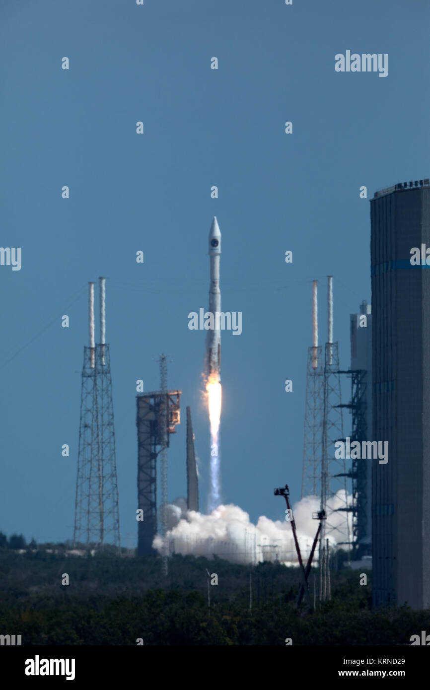 Un regno lancio Alleanza Atlas V rocket solleva a 11:11 a.m. EDT from Space Launch Complex 41 alla Cape Canaveral Air Force Station in Florida, portando l'orbitale ATK Cygnus pressurizzato modulo di carico sulla società del settimo di rialimentazione commerciale servizi missione alla stazione spaziale internazionale. Cygnus consegnerà 7.600 libbre di forniture, le attrezzature e la ricerca scientifica materiali per la stazione spaziale. Lancio di Atlas V con Cygnus OA-7 (KSC-20170418-PH KLS01 0212) Foto Stock