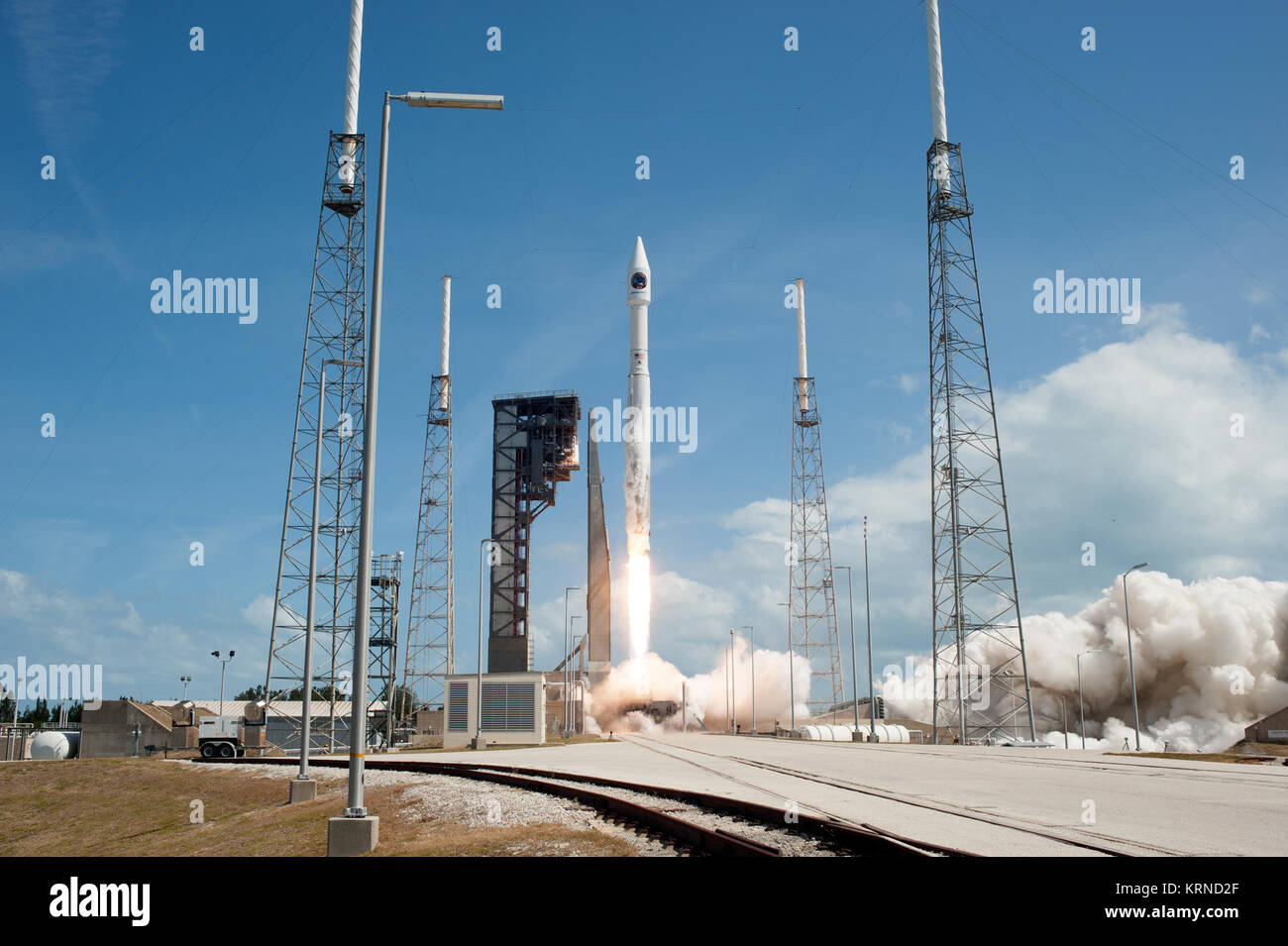 Un regno lancio Alleanza Atlas V rocket solleva a 11:11 a.m. EDT from Space Launch Complex 41 alla Cape Canaveral Air Force Station in Florida, portando l'orbitale ATK Cygnus pressurizzato modulo di carico sulla società del settimo di rialimentazione commerciale servizi missione alla stazione spaziale internazionale. Cygnus consegnerà 7.600 libbre di forniture, le attrezzature e la ricerca scientifica materiali per la stazione spaziale. Lancio di Atlas V con Cygnus OA-7 (KSC-20170418-PH AWG03 0014) Foto Stock