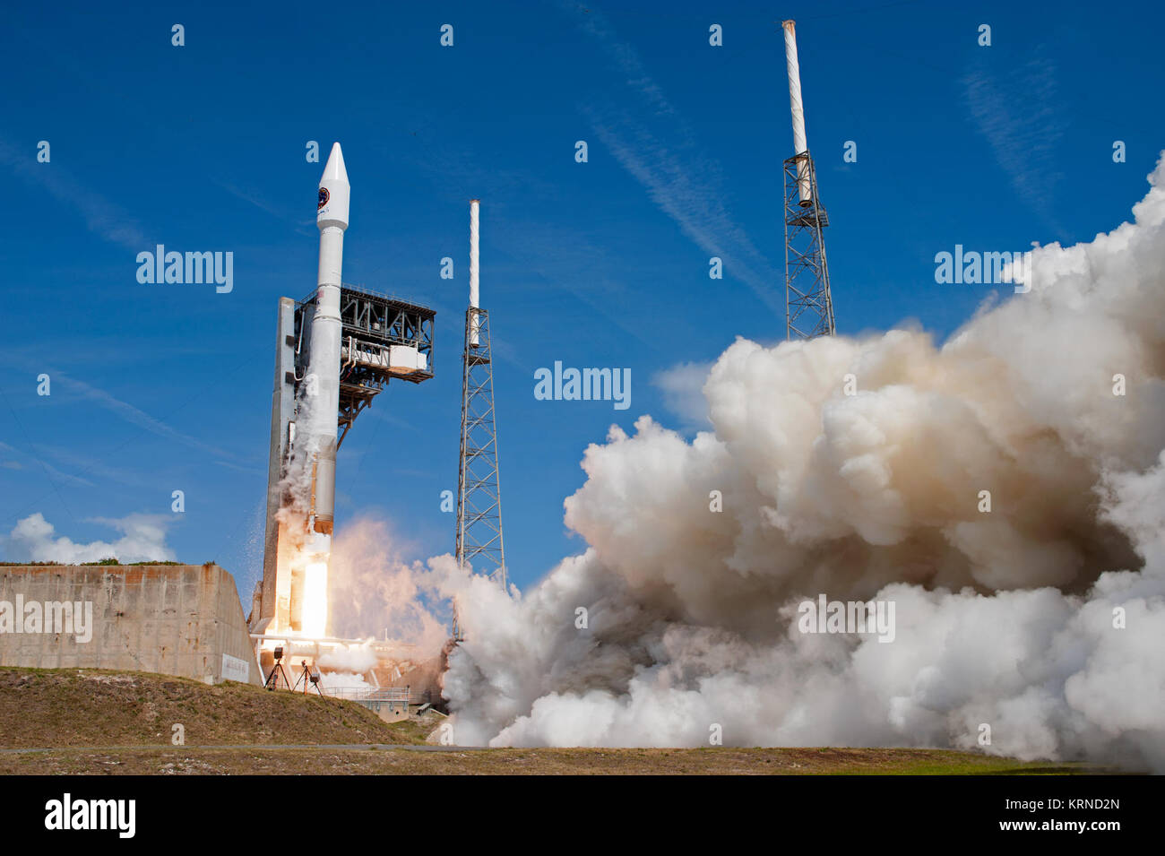 Con il blu del cielo per uno sfondo, il movimento orbitale ATK Cygnus pressurizzato modulo di carico viene trasportato sulla sommità della United Launch Alliance Atlas V rocket from Space Launch Complex 41 alla Cape Canaveral Air Force Station in Florida. Orbital ATK della settima di rialimentazione commerciale servizi mission, CRS-7, consegnerà 7.600 libbre di forniture, le attrezzature e la ricerca scientifica materiali per la Stazione Spaziale Internazionale. Il decollo è stato a 11:11 a.m. EDT. Lancio di Atlas V con Cygnus OA-7 (KSC-20170418-PH AWG06 0015) Foto Stock