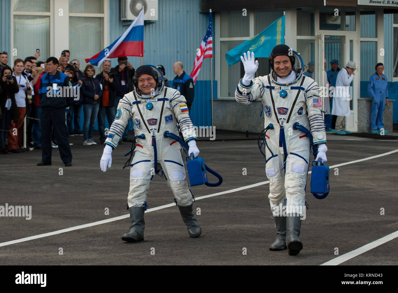 Expedition 51 Soyuz Commander Fyodor Yurchikhin di Roscosmos, sinistra e tecnico di volo Jack Fischer della NASA, destra sono visti come essi partono edificio 254 poche ore prima del loro lancio, giovedì, 20 aprile 2017, di Baikonur in Kazakhstan. Yurchikhin e Fischer ha lanciato nel loro Soyuz MS-04 navicella spaziale alla Stazione Spaziale Internazionale per iniziare a quattro e una metà mese di missione. Photo credit: (NASA/Victor Zelentsov) Expedition 51 controlli di pressione (NHQ201704200073) Foto Stock