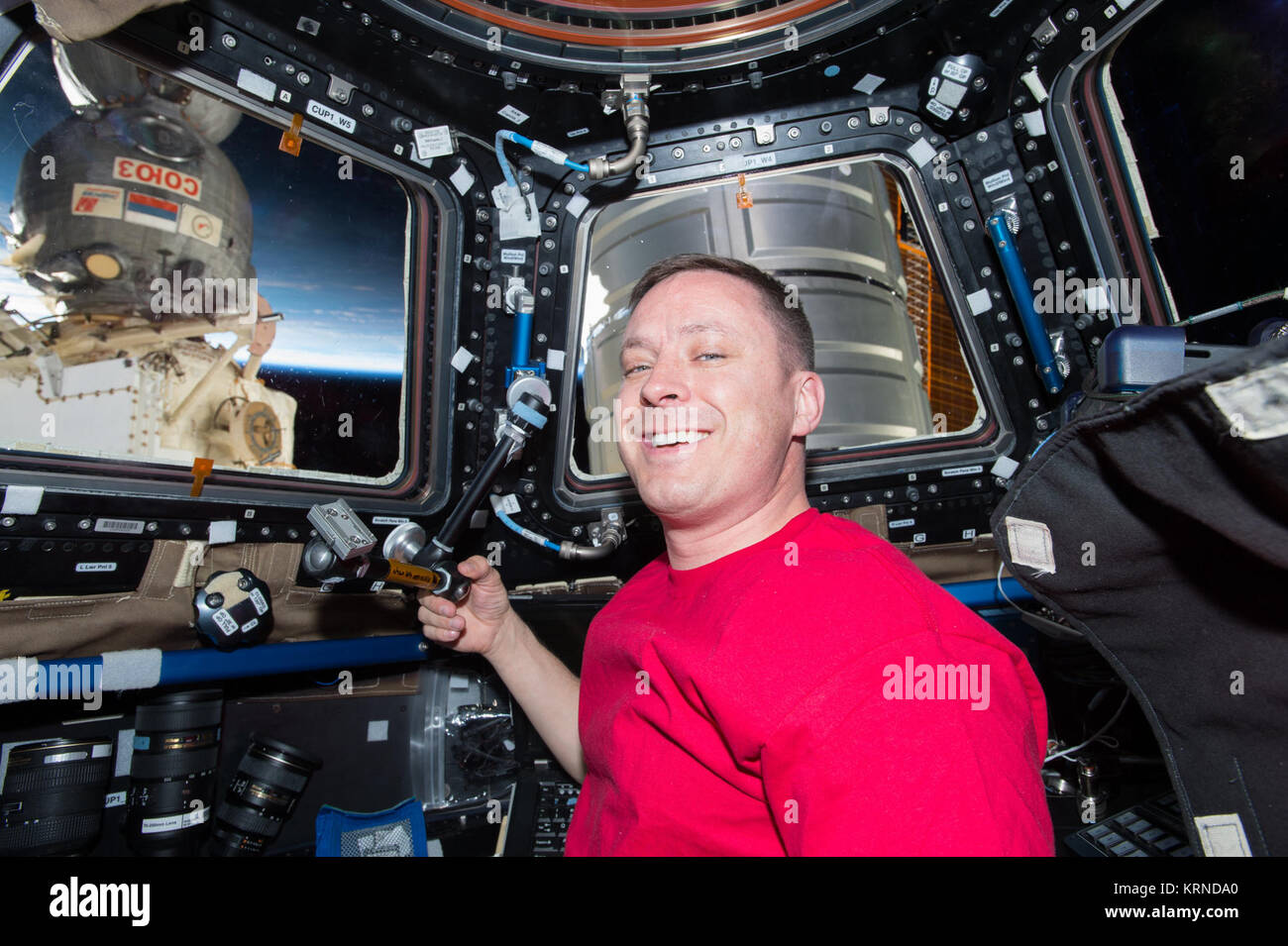 ISS-51 Jack Fischer opere all'interno della cupola Foto Stock