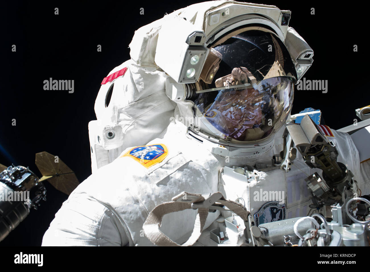 ISS-51 EVA-1 (d) Peggy Whitson con il Cygnus nave di rialimentazione Foto Stock