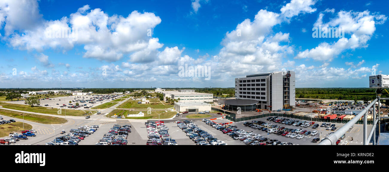 Una vista panoramica della zona industriale alla NASA Kennedy Space Center in Florida, mostra la quasi completa nuovo quartier generale a destra. Il nuovo sette piani, 200.000-piazza-piede impianto ospiterà circa 500 la NASA il servizio civile e il personale delle imprese appaltatrici. L'edificio sarà più efficienti in termini di consumo di energia rispetto a quella attuale in sede e saranno dotati dei più recenti di Office e l'edificio amministrativo della tecnologia per soddisfare Kennedy il ruolo di premiere spaceport per la NASA e sempre di più enti commerciali. KSC-20170517-PH CSH02 0002 (34578273942) Foto Stock