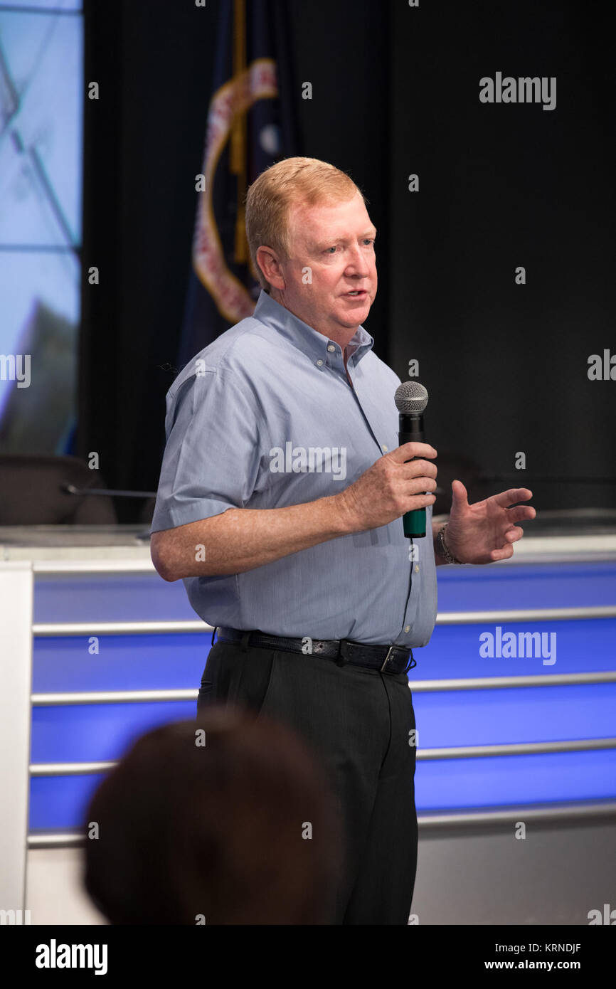 Paolo Galloway, program manager per un imaging di terra piattaforma chiamata il sistema di gestione di più utenti di una massa di rilevamento, o MUSE, parla ai membri dei social media al Kennedy Space Center il sito Stampa auditorium. L'informazione focalizzata su esperimenti e strumenti per essere consegnato alla Stazione Spaziale Internazionale sulla CRS SpaceX-11. Un drago lander è programmato per essere lanciato dal Kennedy complessi di lancio 39A su 1 giugno sulla cima di un SpaceX Falcon 9 razzo su la società del xi di rialimentazione commerciale servizi missione alla stazione spaziale. KSC-20170531-PH KLS01 0128 (34174432584) Foto Stock