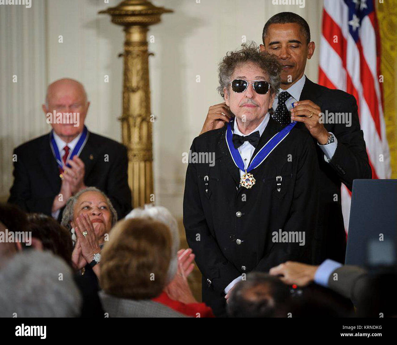 Il presidente Barack Obama presenta musicista americano Bob Dylan con una medaglia di libertà Foto Stock