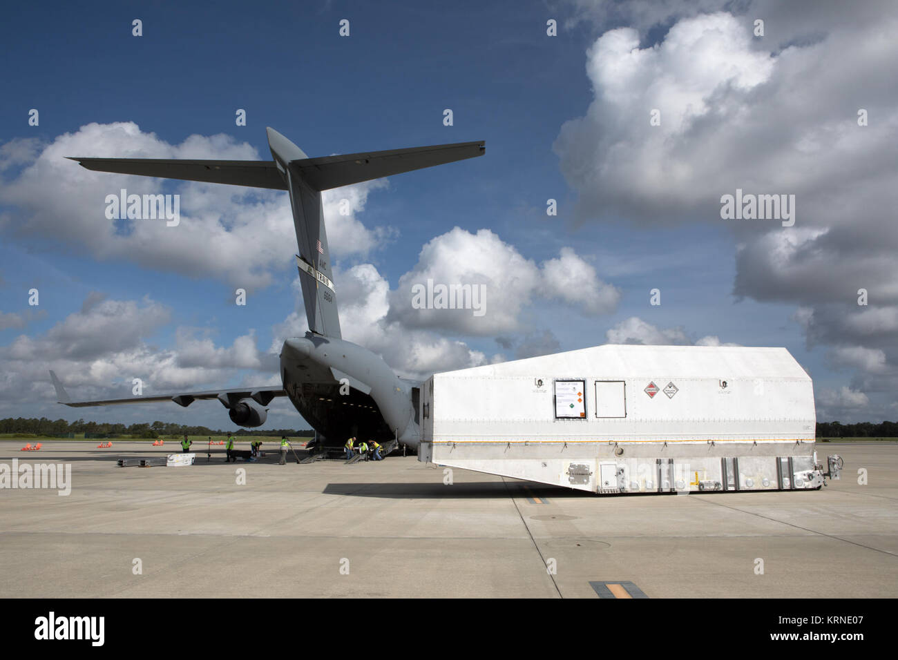 NASA TDRS-M arriva via satellite all'interno del suo contenitore di spedizione a Space Coast aeroporto regionale in Titusville, Florida, a bordo di una U.S. Air Force velivoli da trasporto. Il veicolo spaziale sarà trasportato al vicino impianto Astrotech, anche in Titusville, per l'elaborazione di preflight. Il TDRS-M è i più recenti veicoli spaziali destinati all'agenzia la costellazione di satelliti per le comunicazioni che consente quasi continuo contatto con il veicolo spaziale in orbita compresa fra la stazione spaziale internazionale e il Telescopio Spaziale Hubble alla schiera di osservatori scientifici. Il decollo in cima a un regno di lancio Atl Alliance Foto Stock